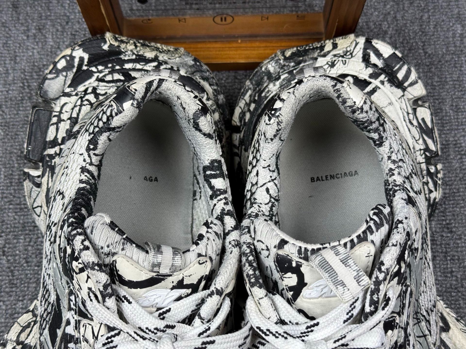 Balenciaga Balenciaga Graphic Black Lowtop Sneakers 12 Men Size US 12 / EU 45 - 9 Thumbnail