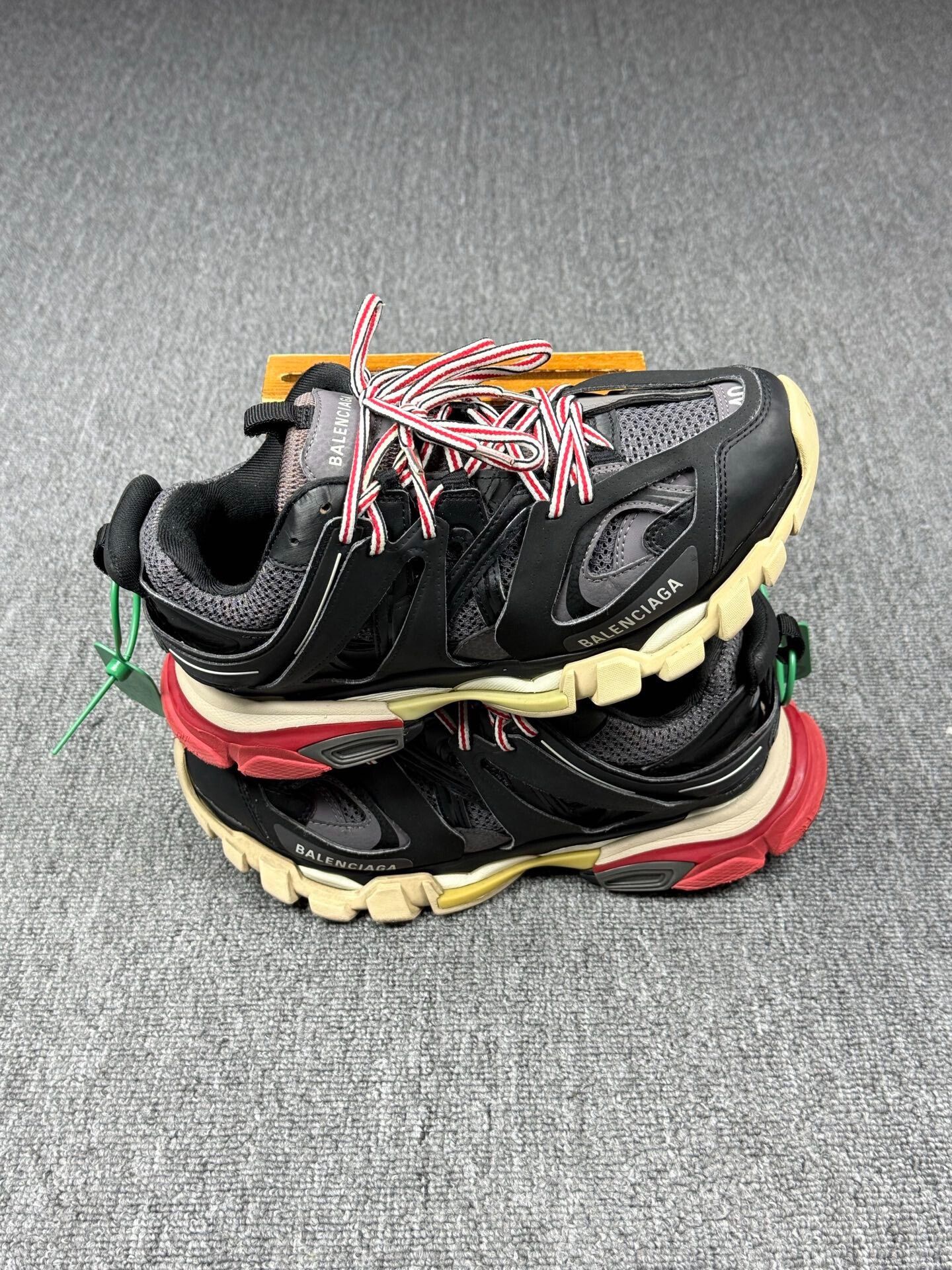 Balenciaga Balenciaga Black Lowtop Sneakers 7 Men Size US 7 / EU 40 - 2 Thumbnail