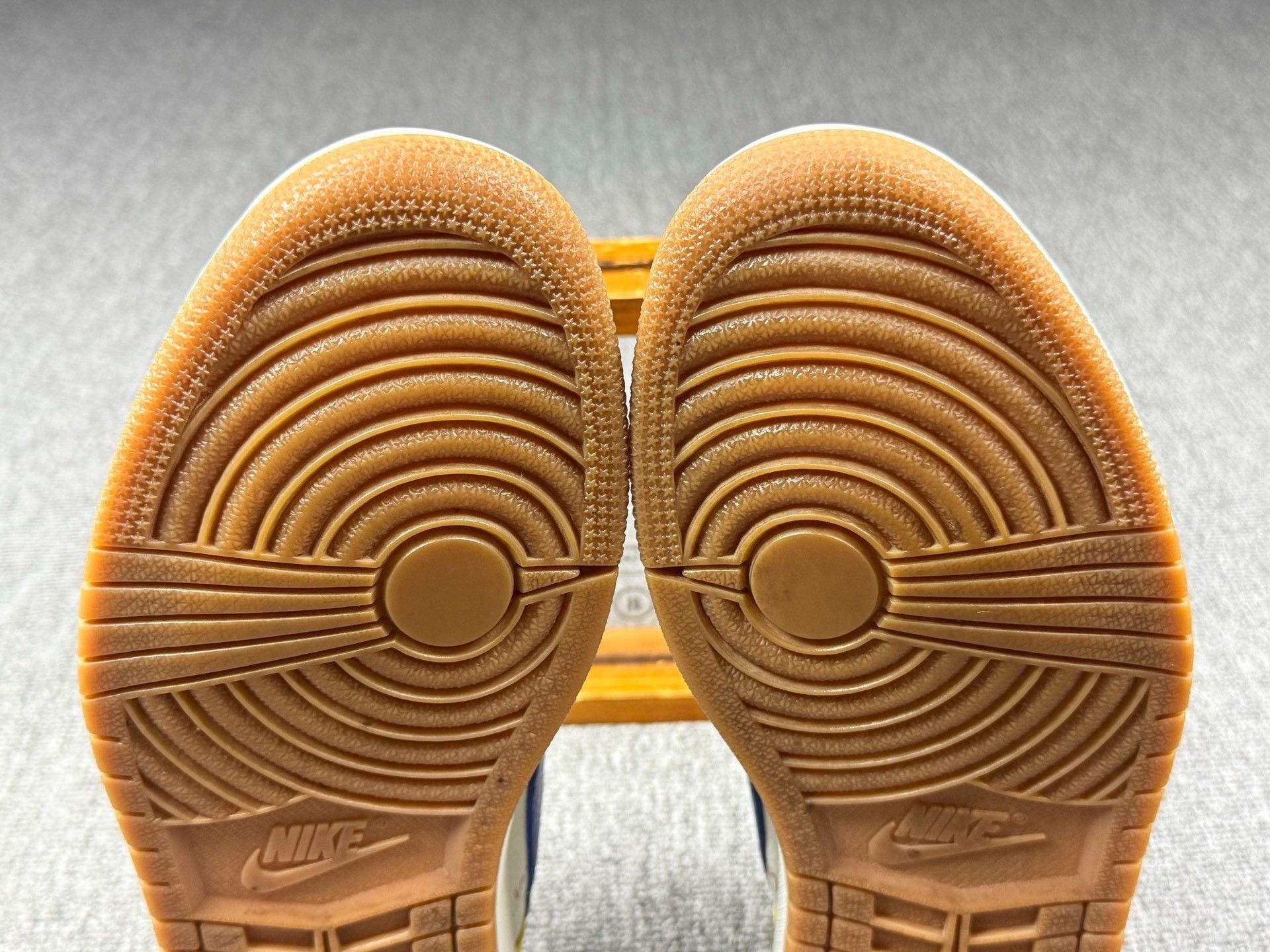 Nike Nike AJ1 Gold Lowtop Sneakers 9 Men Size US 9 / EU 42 - 7 Thumbnail