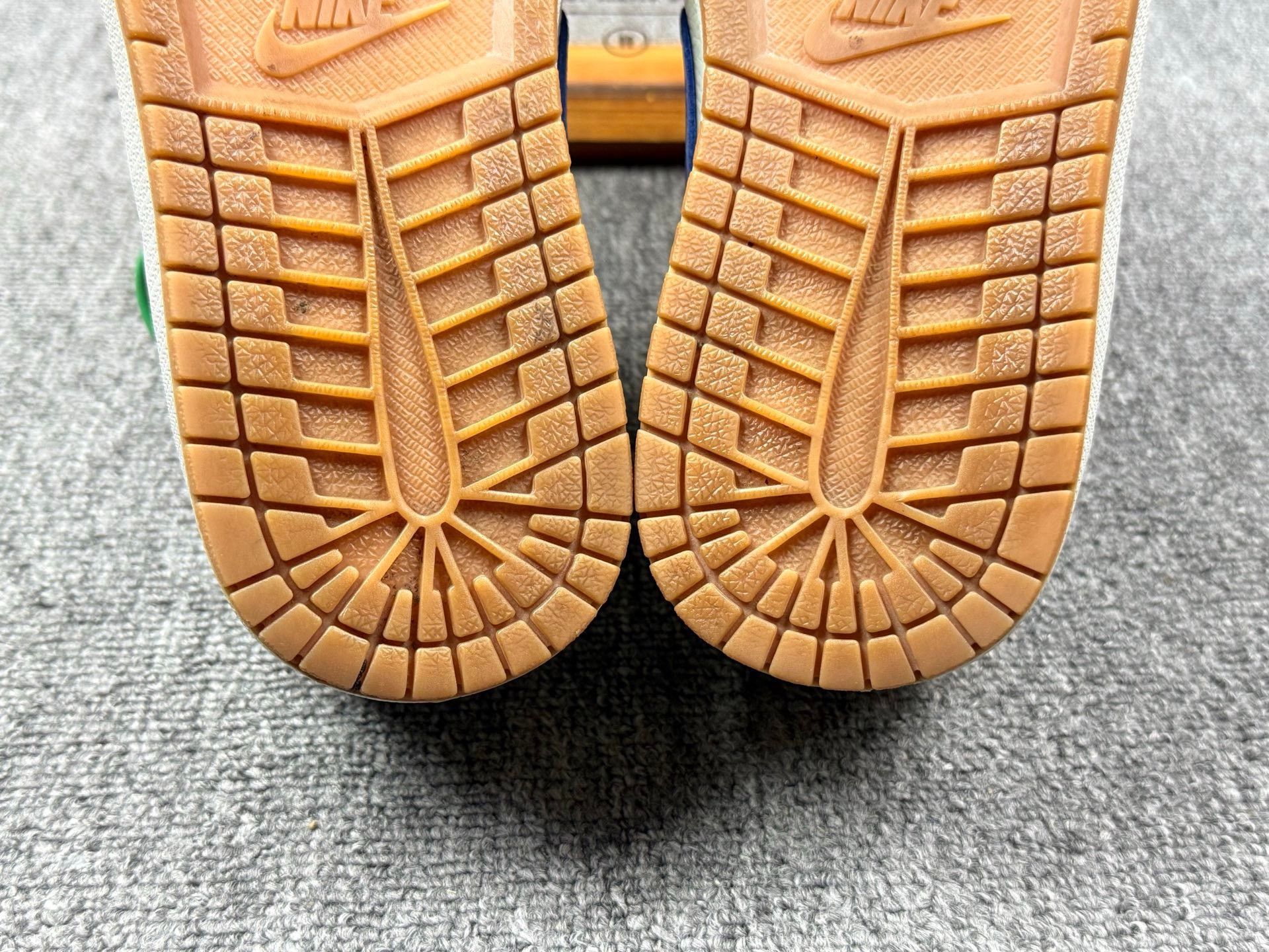 Nike Nike AJ1 Gold Lowtop Sneakers 9 Men Size US 9 / EU 42 - 8 Thumbnail
