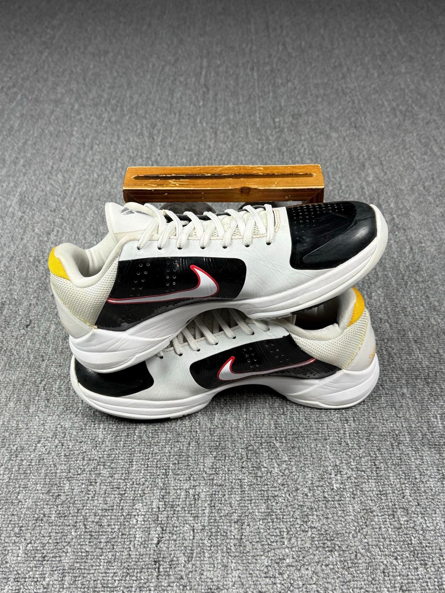 Nike Nike KOBE5 White Lowtop Sneakers 8 Men Size US 8 / EU 41 - 3 Thumbnail