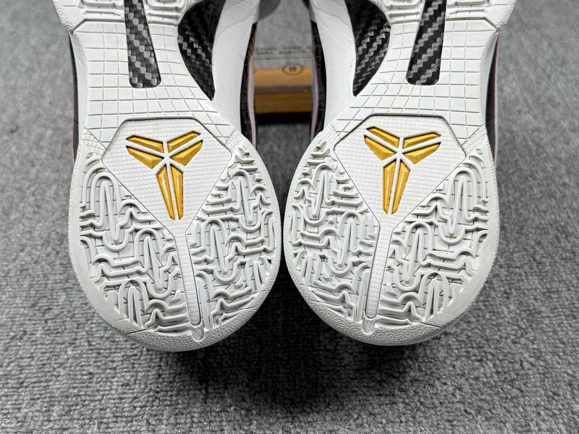 Nike Nike KOBE5 White Lowtop Sneakers 8 Men Size US 8 / EU 41 - 8 Thumbnail