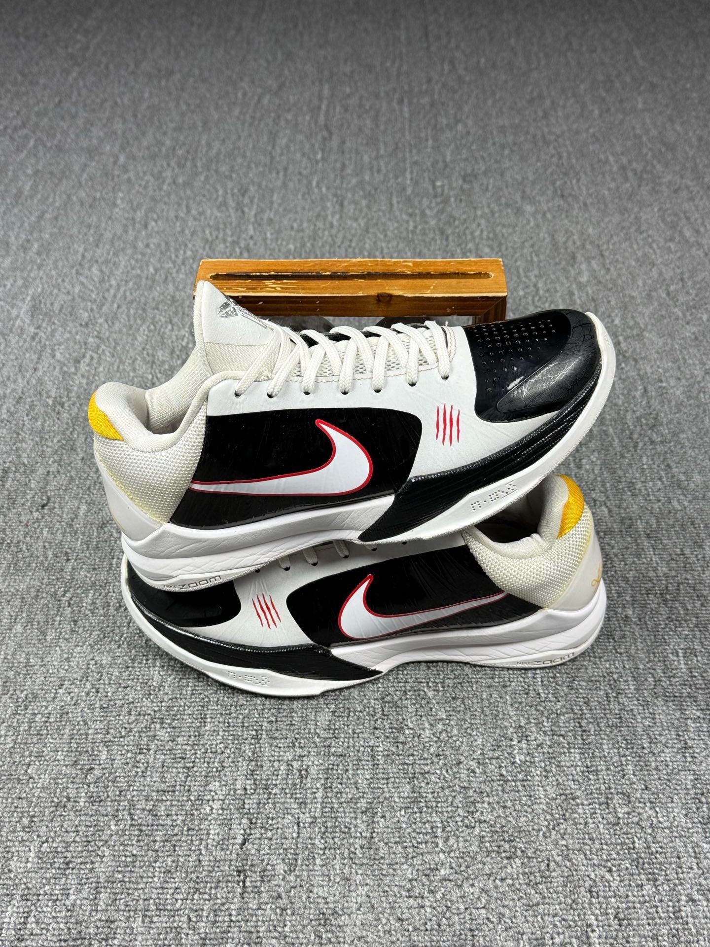 Nike Nike KOBE5 White Lowtop Sneakers 8 Men Size US 8 / EU 41 - 2 Thumbnail