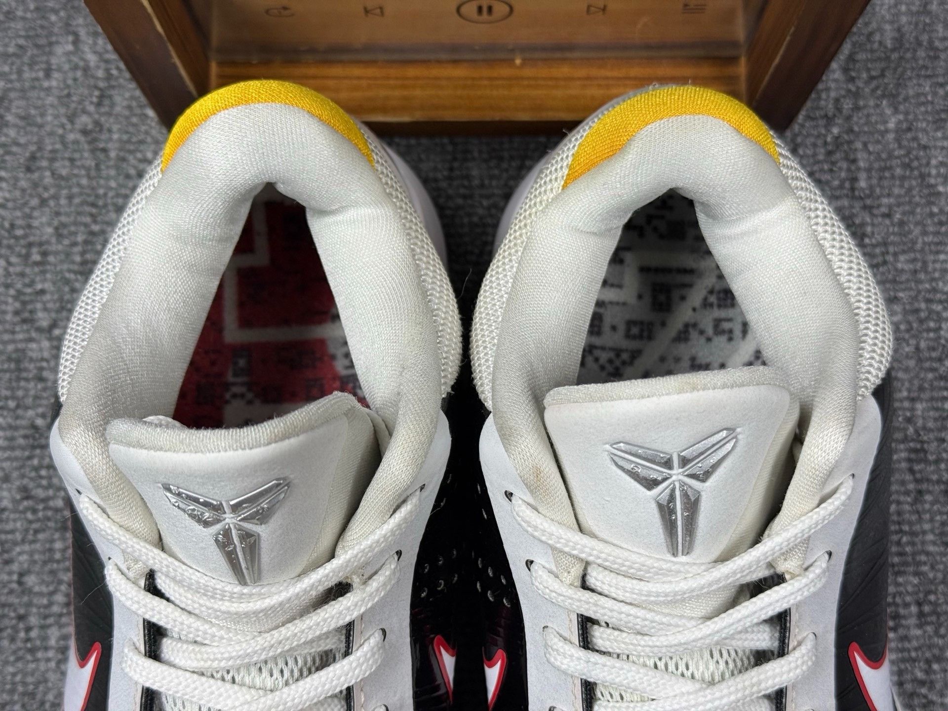 Nike Nike KOBE5 White Lowtop Sneakers 8 Men Size US 8 / EU 41 - 9 Thumbnail