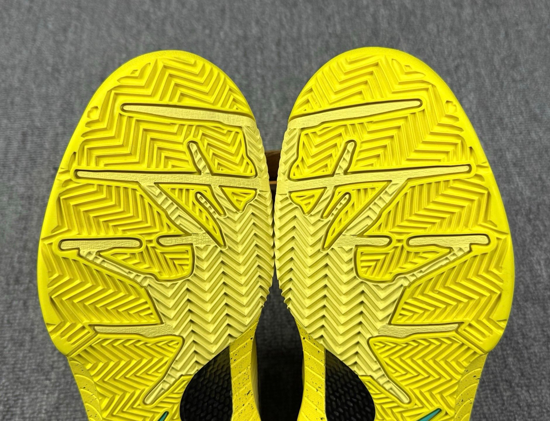 Nike Nike KOBE4 Yellow Lowtop Sneakers 11 Men Size US 11 / EU 44 - 7 Thumbnail