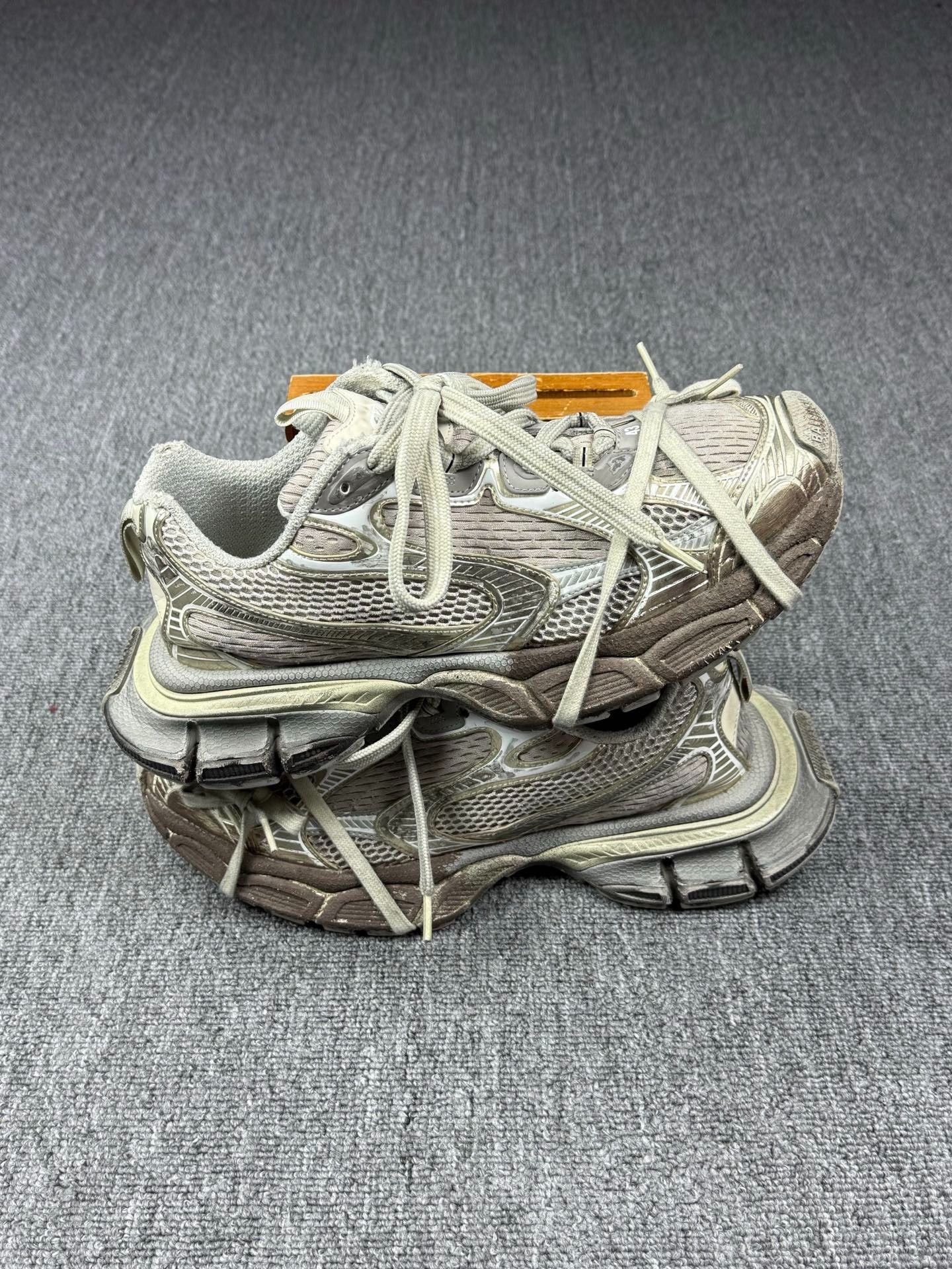 Balenciaga Balenciaga Beige Lowtop Sneakers 10 Men Size US 10 / EU 43 - 2 Thumbnail