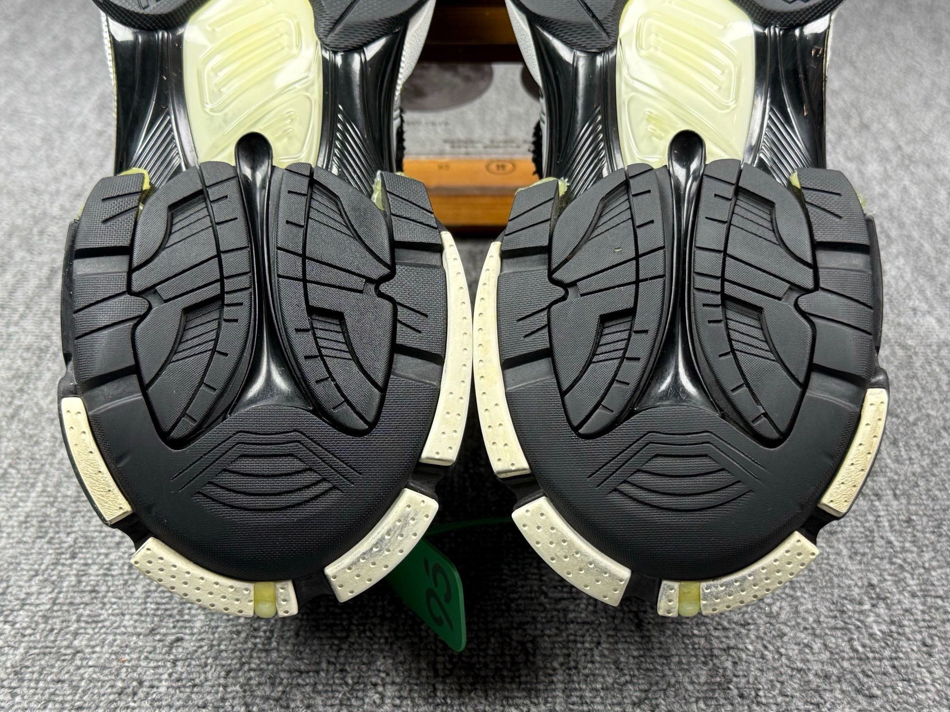 Balenciaga Balenciaga Running Black Lowtop Sneakers 8 Men Size US 8 / EU 41 - 8 Thumbnail