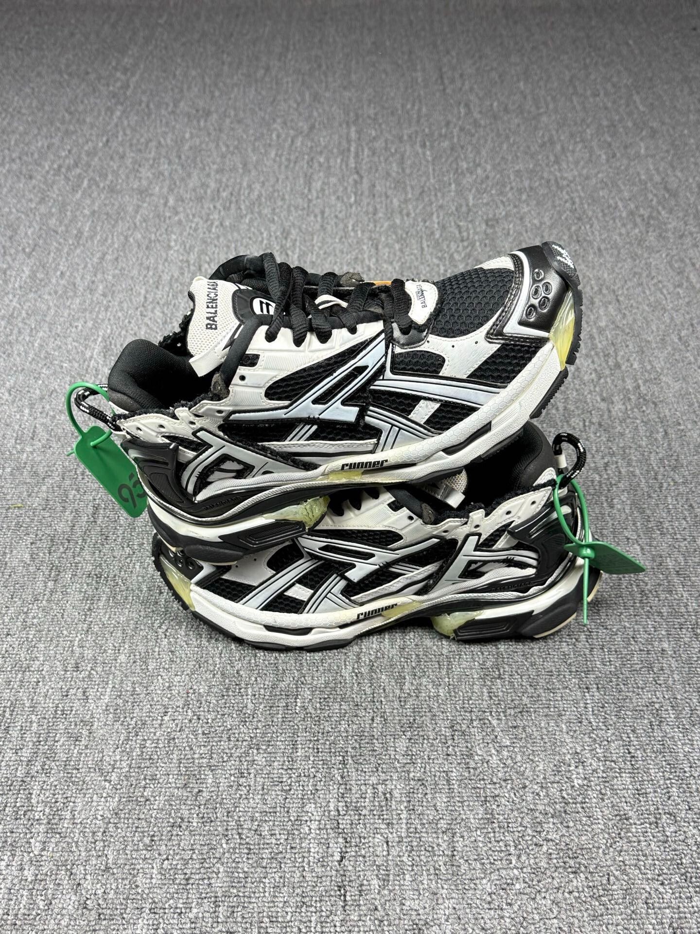 Balenciaga Balenciaga Running Black Lowtop Sneakers 8 Men Size US 8 / EU 41 - 2 Thumbnail