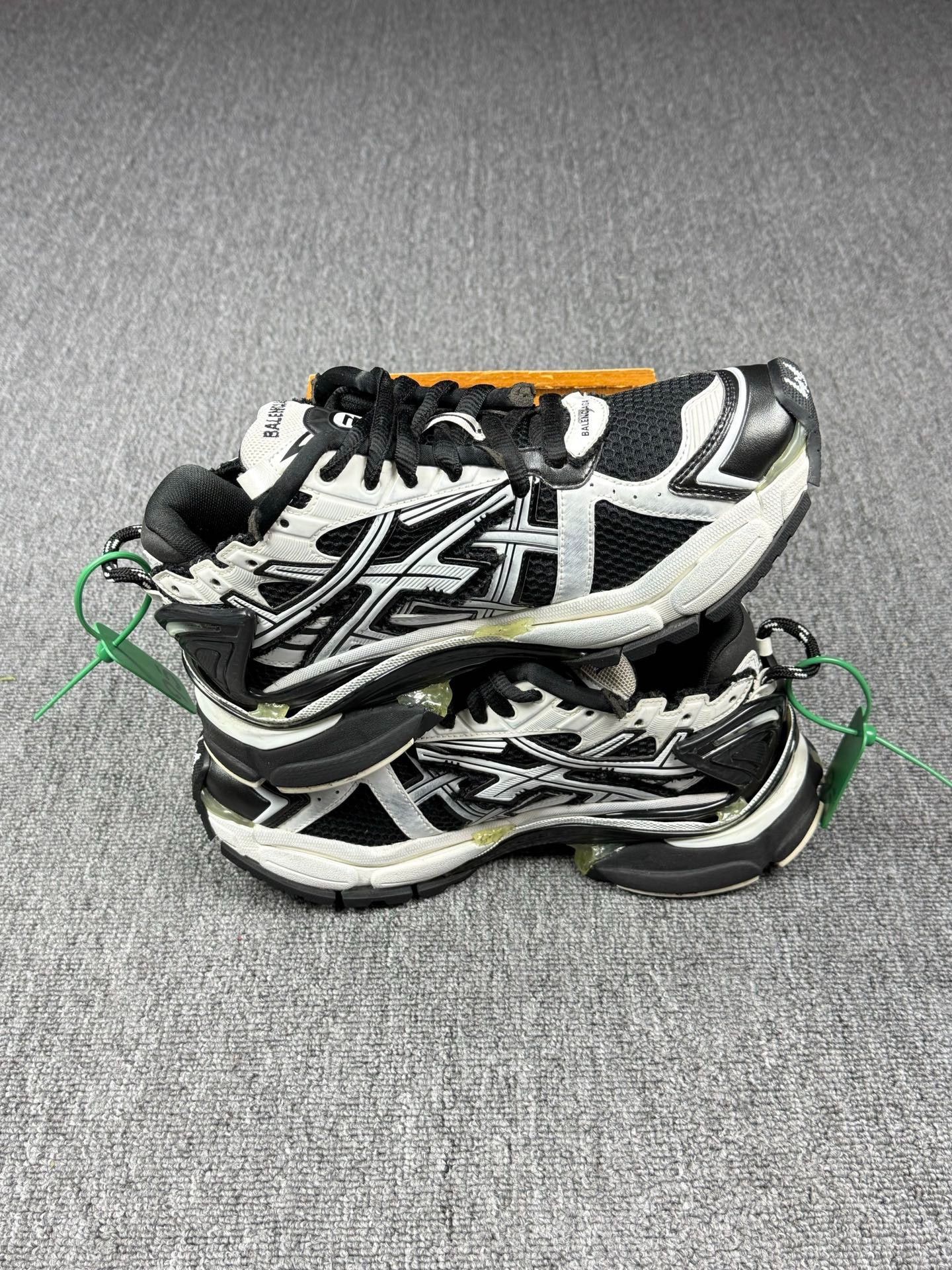 Balenciaga Balenciaga Running Black Lowtop Sneakers 8 Men Size US 8 / EU 41 - 3 Thumbnail