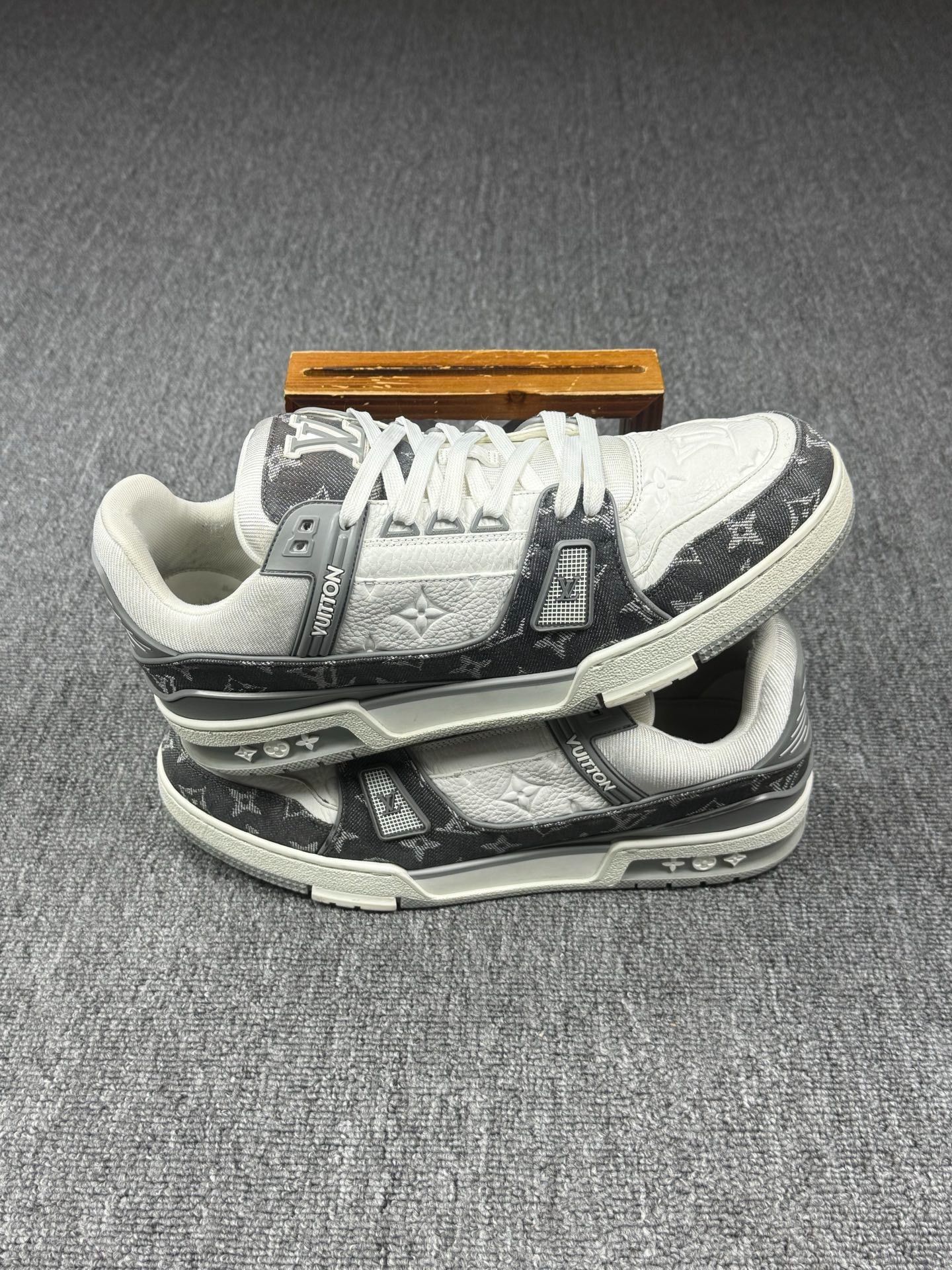 Louis Vuitton Louis Vuitton Training White Lowtop Sneakers 10 Men Size US 10 / EU 43 - 2 Thumbnail