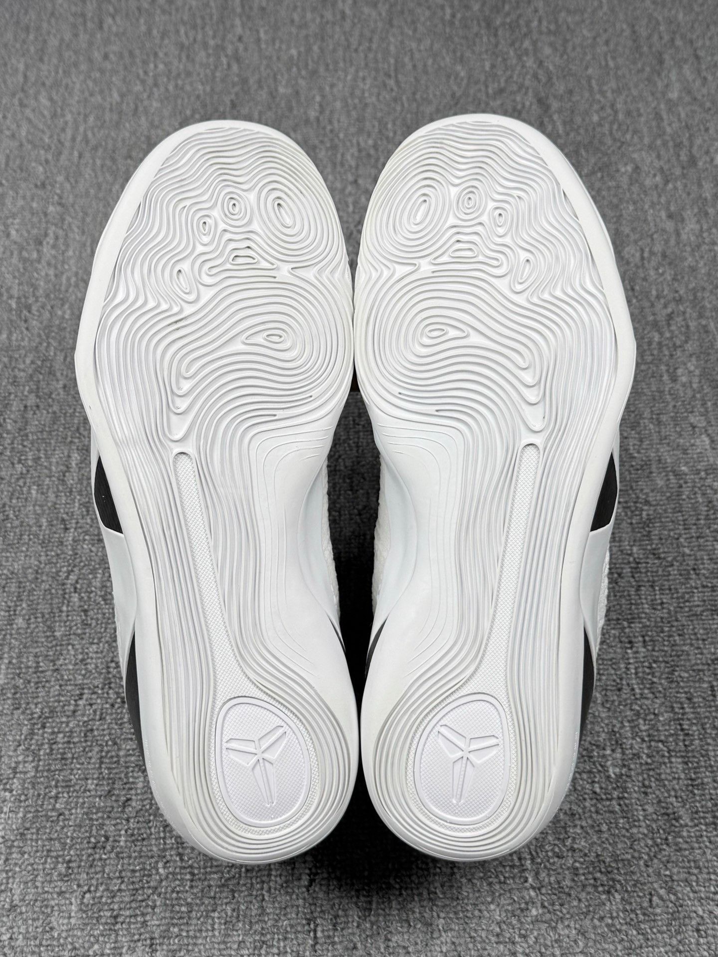 Nike Nike KOBE9 White Lowtop Sneakers 12 Men Size US 12 / EU 45 - 6 Thumbnail