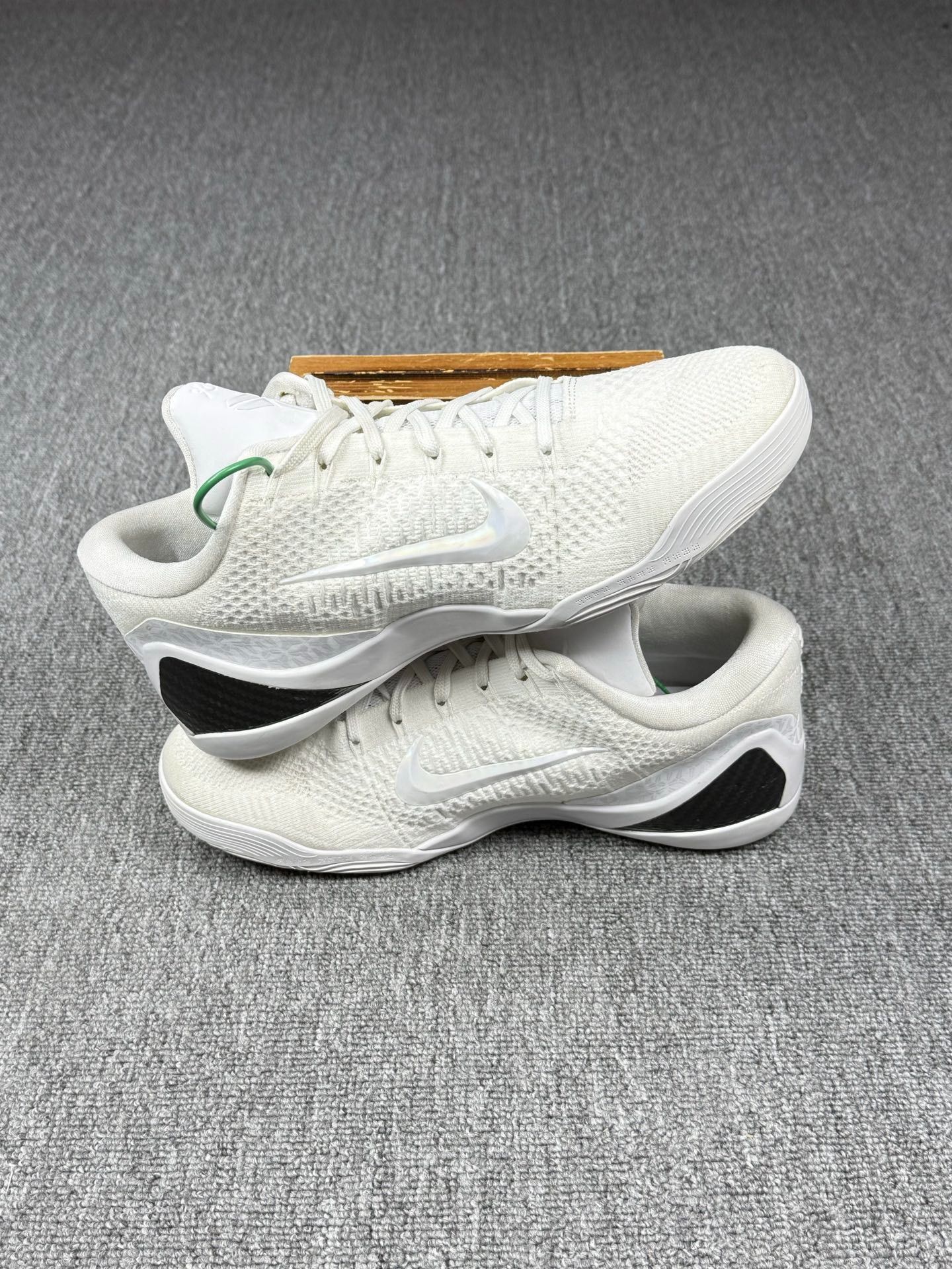 Nike Nike KOBE9 White Lowtop Sneakers 12 Men Size US 12 / EU 45 - 3 Thumbnail