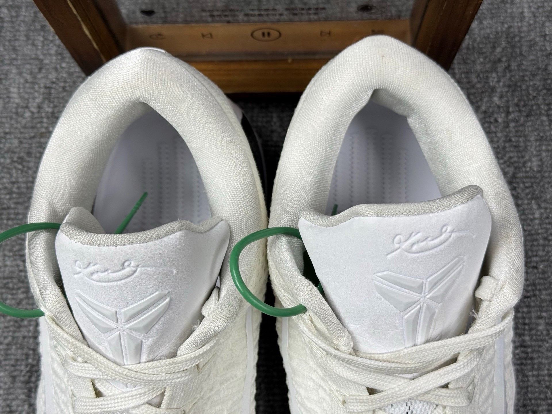 Nike Nike KOBE9 White Lowtop Sneakers 12 Men Size US 12 / EU 45 - 9 Thumbnail
