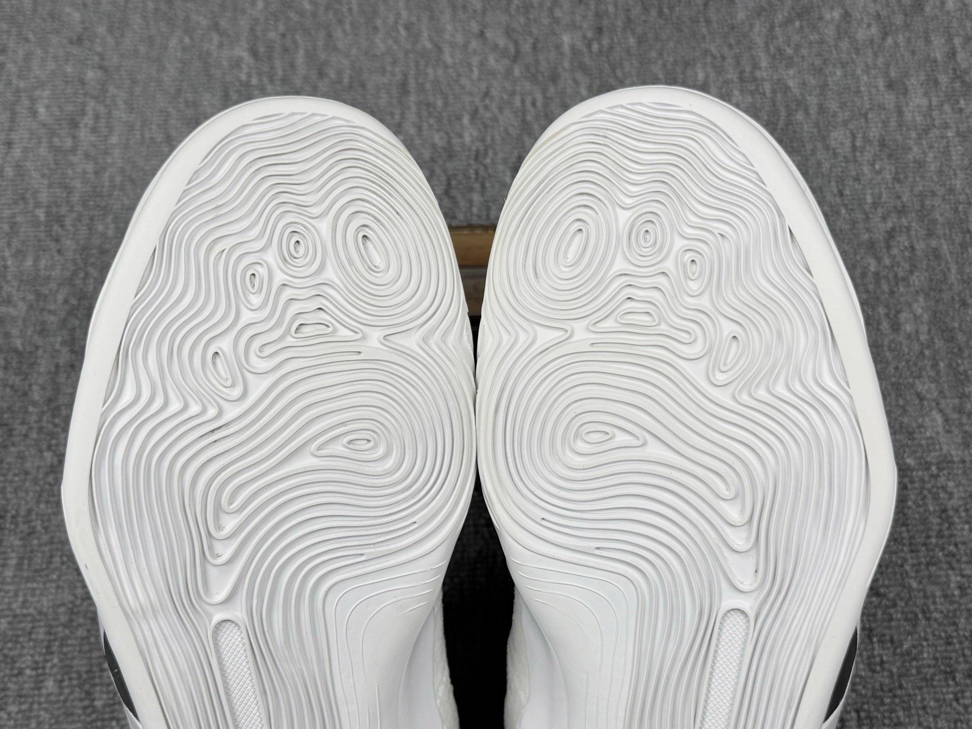 Nike Nike KOBE9 White Lowtop Sneakers 12 Men Size US 12 / EU 45 - 7 Thumbnail
