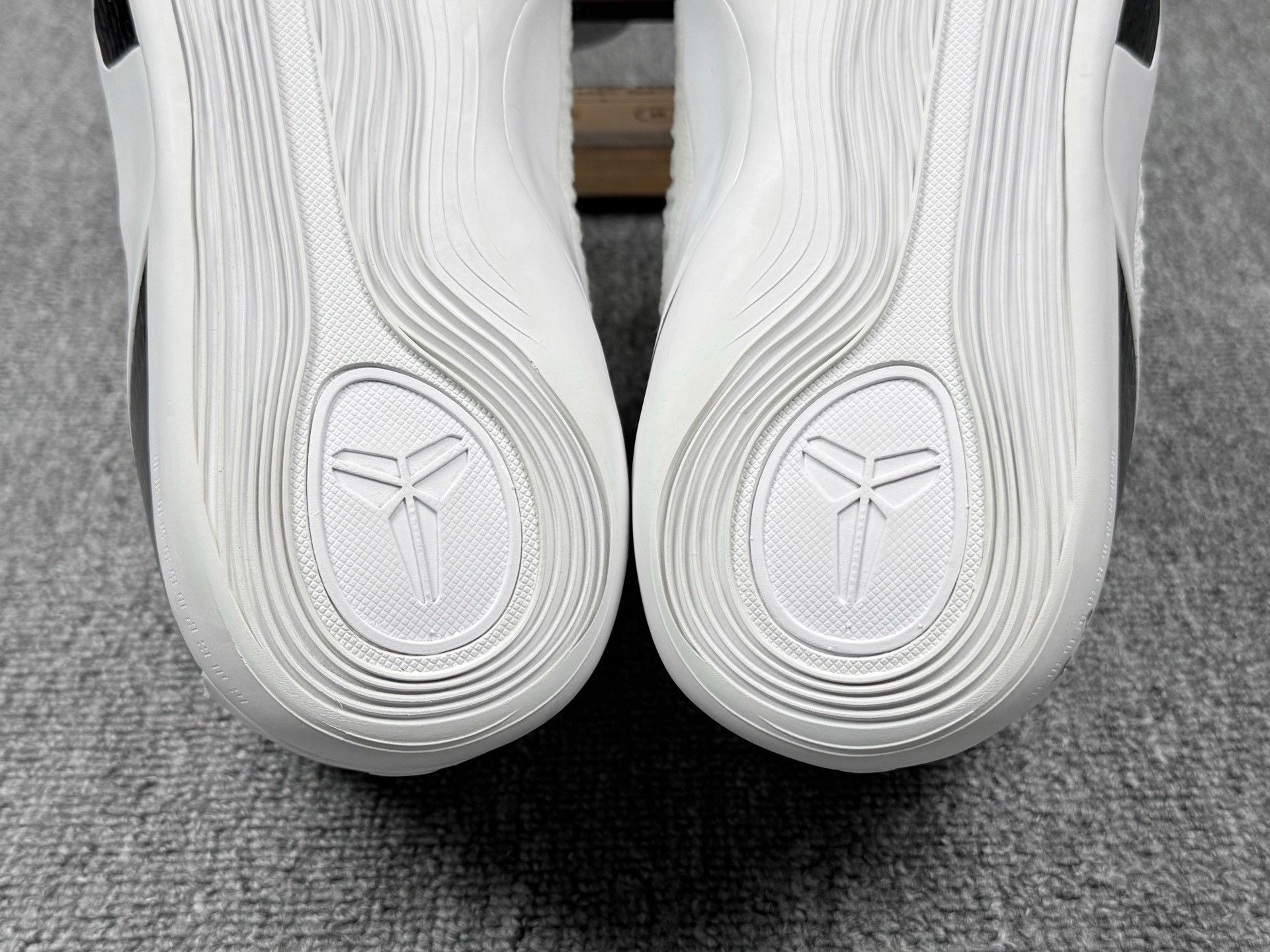 Nike Nike KOBE9 White Lowtop Sneakers 12 Men Size US 12 / EU 45 - 8 Thumbnail