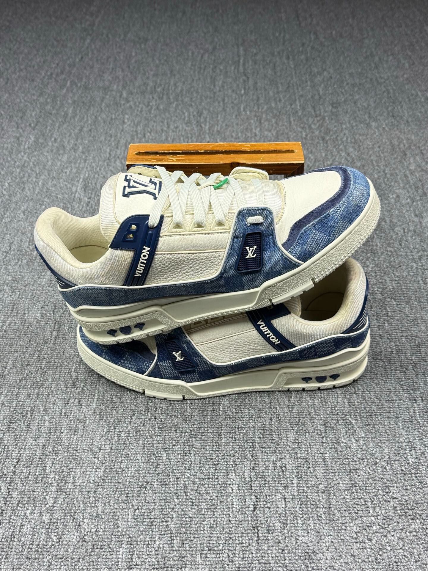 Louis Vuitton Louis Vuitton Training Blue Lowtop Sneakers 9 Men Size US 9 / EU 42 - 2 Thumbnail