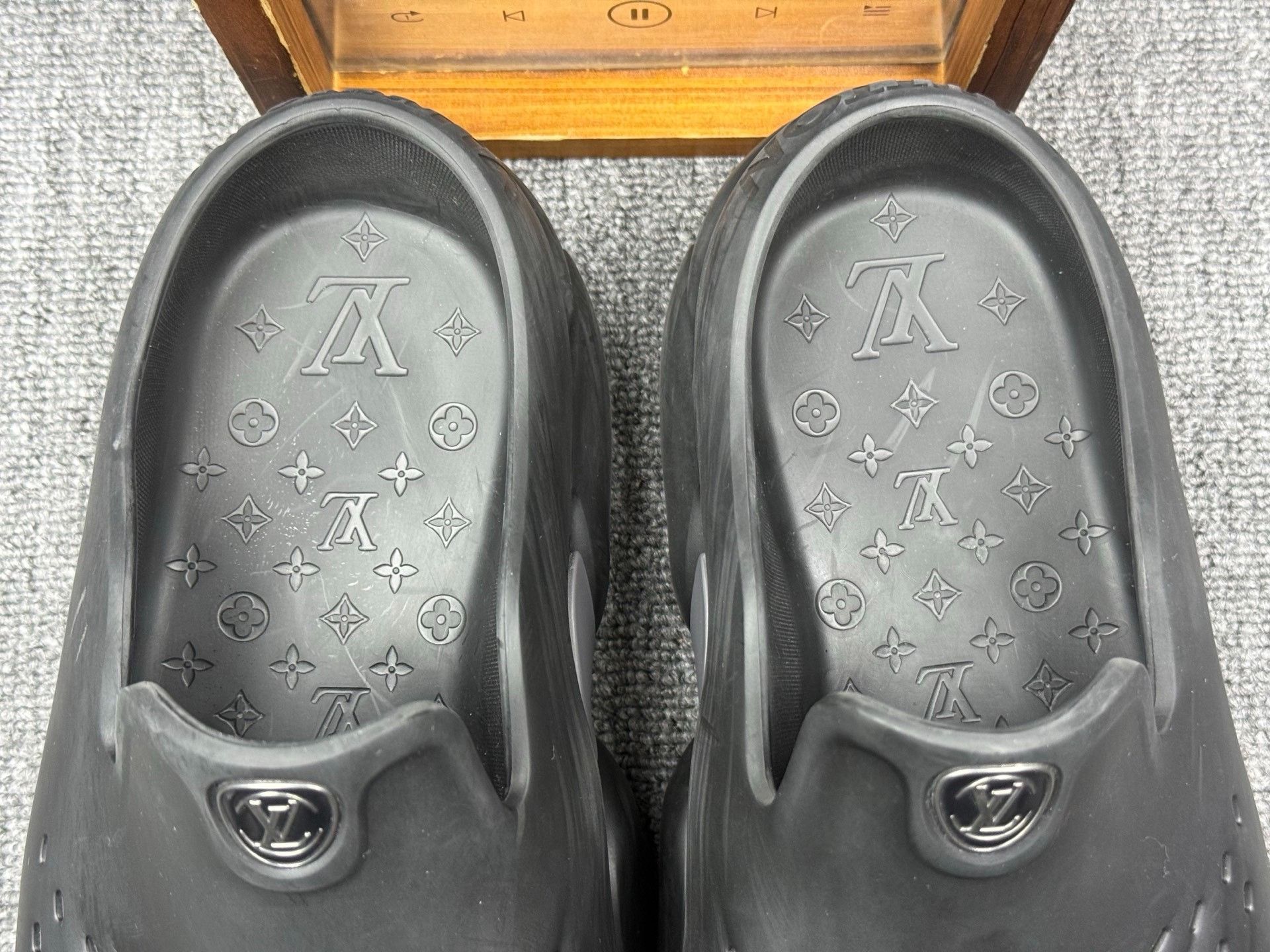 Louis Vuitton Louis Vuitton Shark Black Sandals 8 Men Size US 8 / EU 41 - 9 Thumbnail