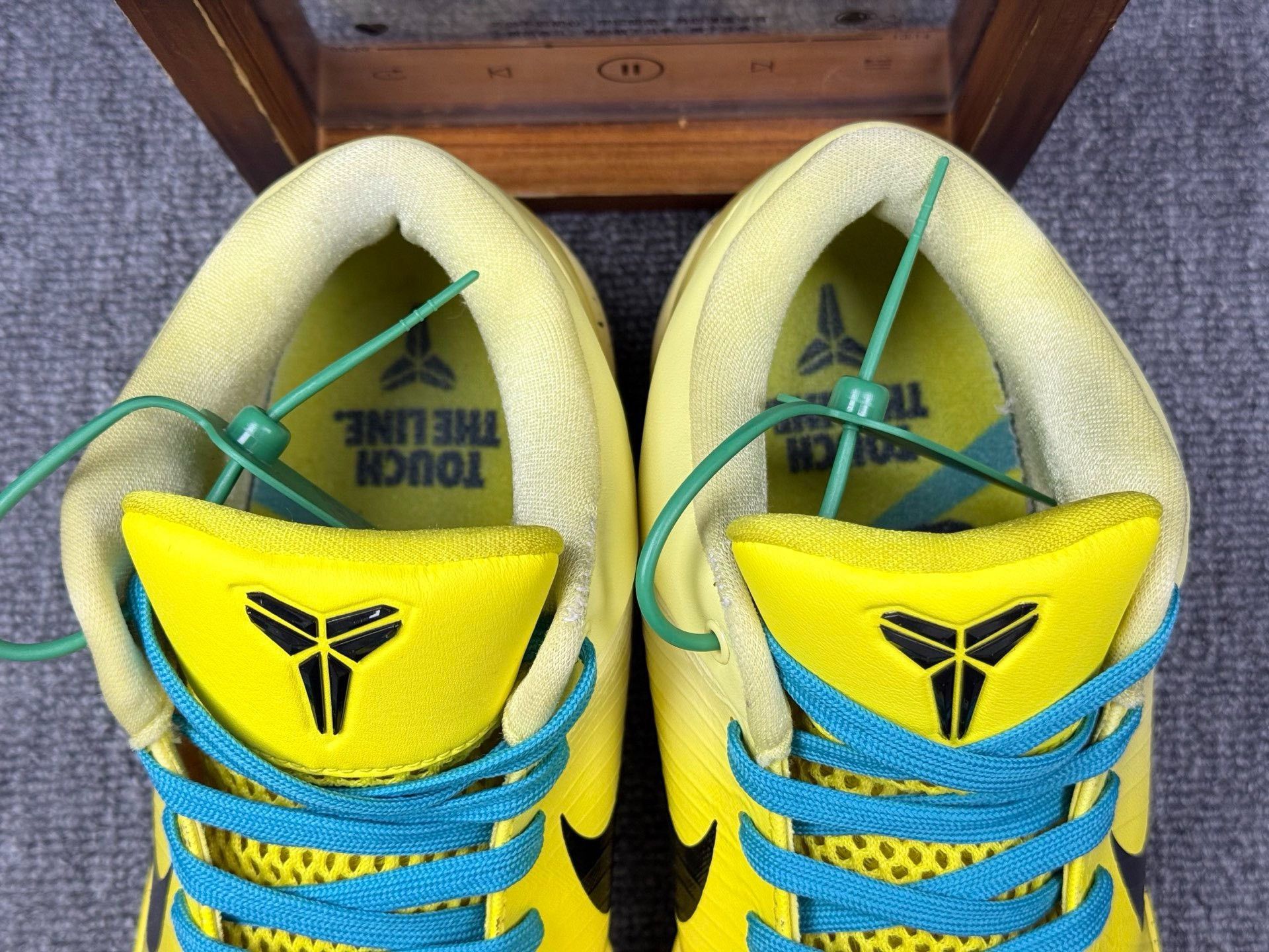 Nike Nike KOBE4 Yellow Lowtop Sneakers 11 Men Size US 11 / EU 44 - 8 Thumbnail