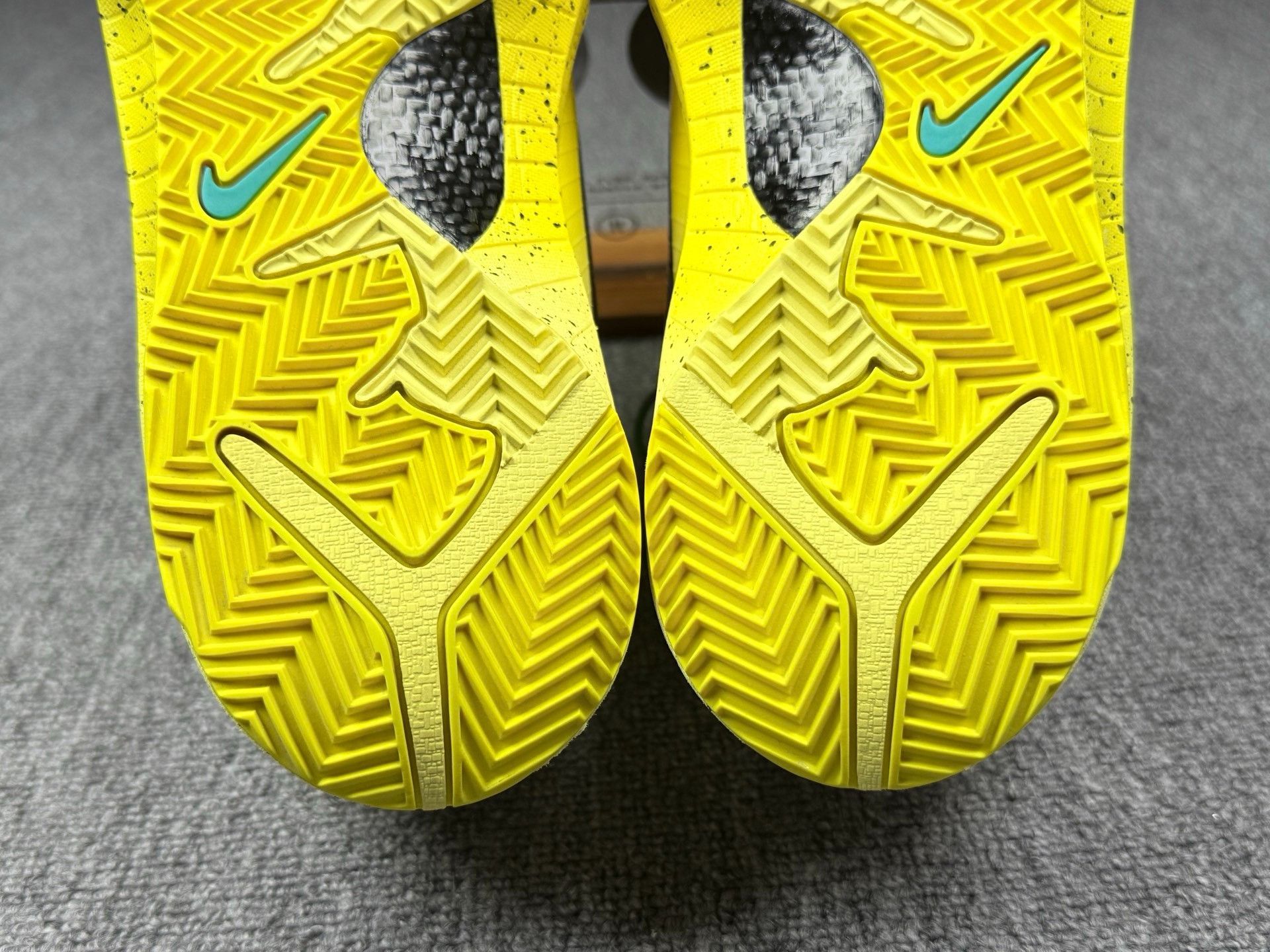 Nike Nike KOBE4 Yellow Lowtop Sneakers 11 Men Size US 11 / EU 44 - 7 Thumbnail