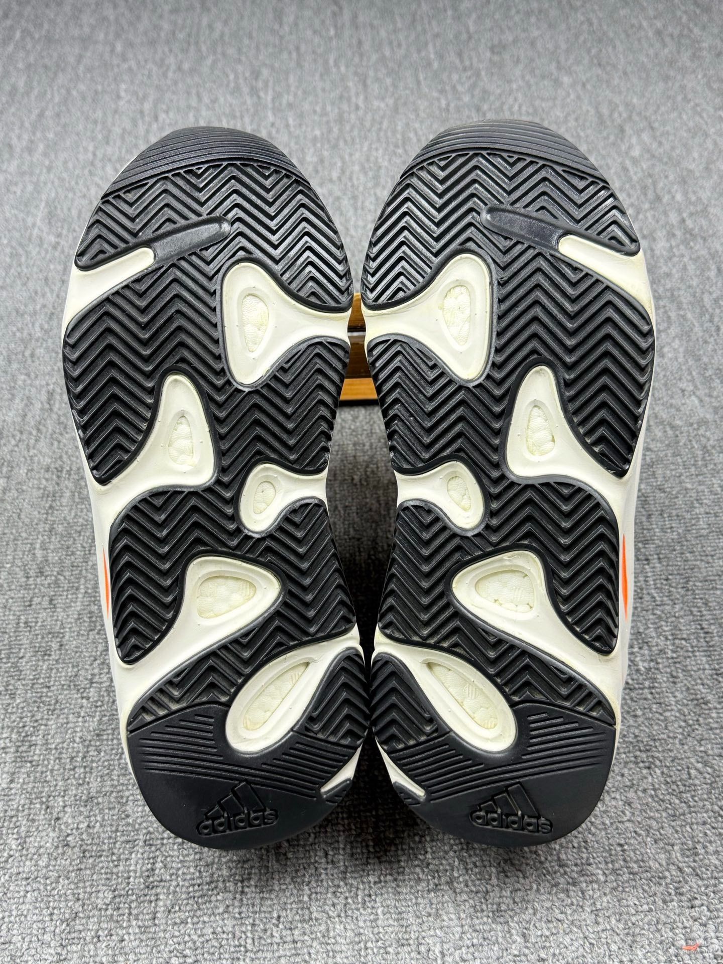 Adidas Adidas YEEZY700 Lowtop Sneakers 10 Men Size US 10 / EU 43 - 6 Thumbnail