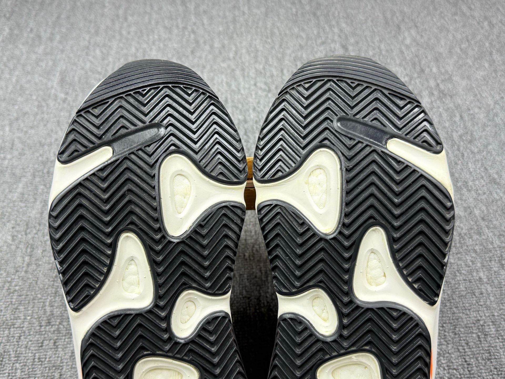 Adidas Adidas YEEZY700 Lowtop Sneakers 10 Men Size US 10 / EU 43 - 7 Thumbnail