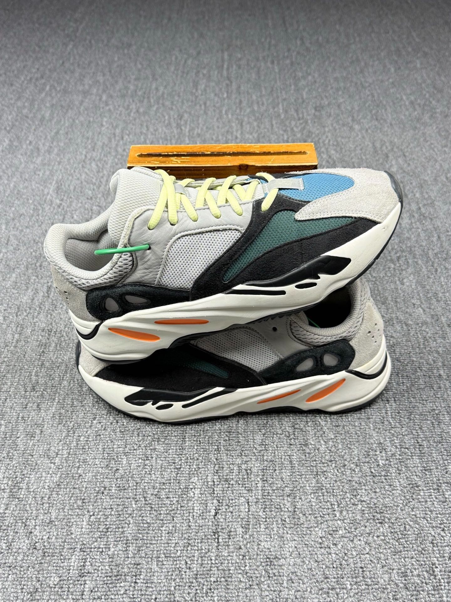 Adidas Adidas YEEZY700 Lowtop Sneakers 10 Men Size US 10 / EU 43 - 2 Thumbnail
