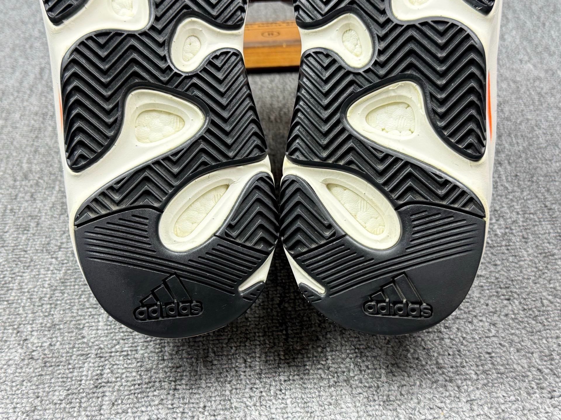 Adidas Adidas YEEZY700 Lowtop Sneakers 10 Men Size US 10 / EU 43 - 8 Thumbnail