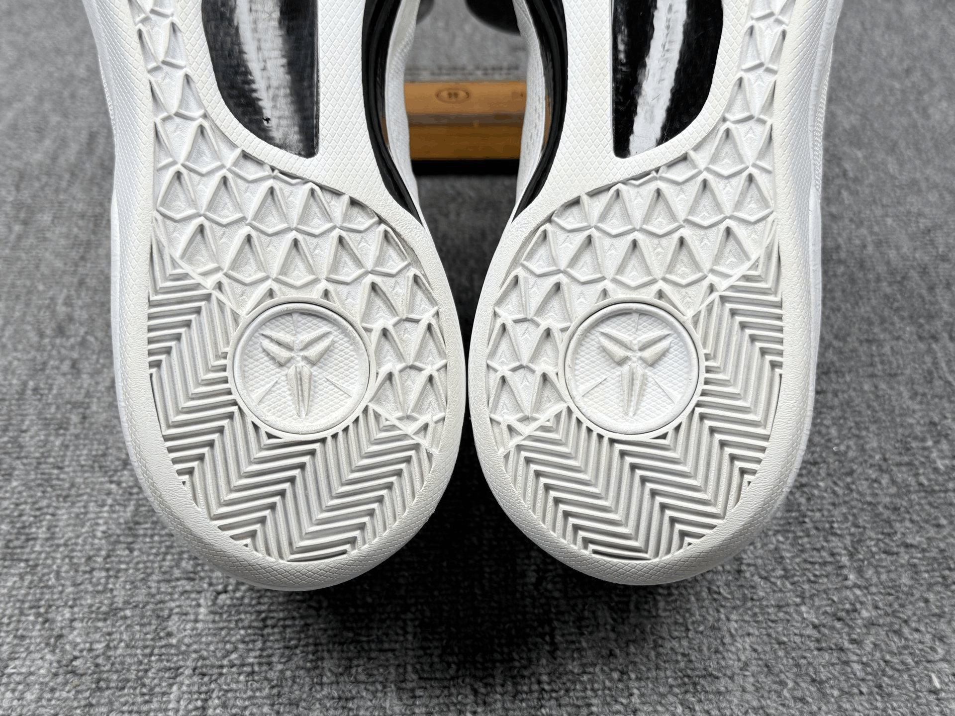 Nike Nike KOBE8 White Lowtop Sneakers 10 Men Size US 10 / EU 43 - 8 Thumbnail
