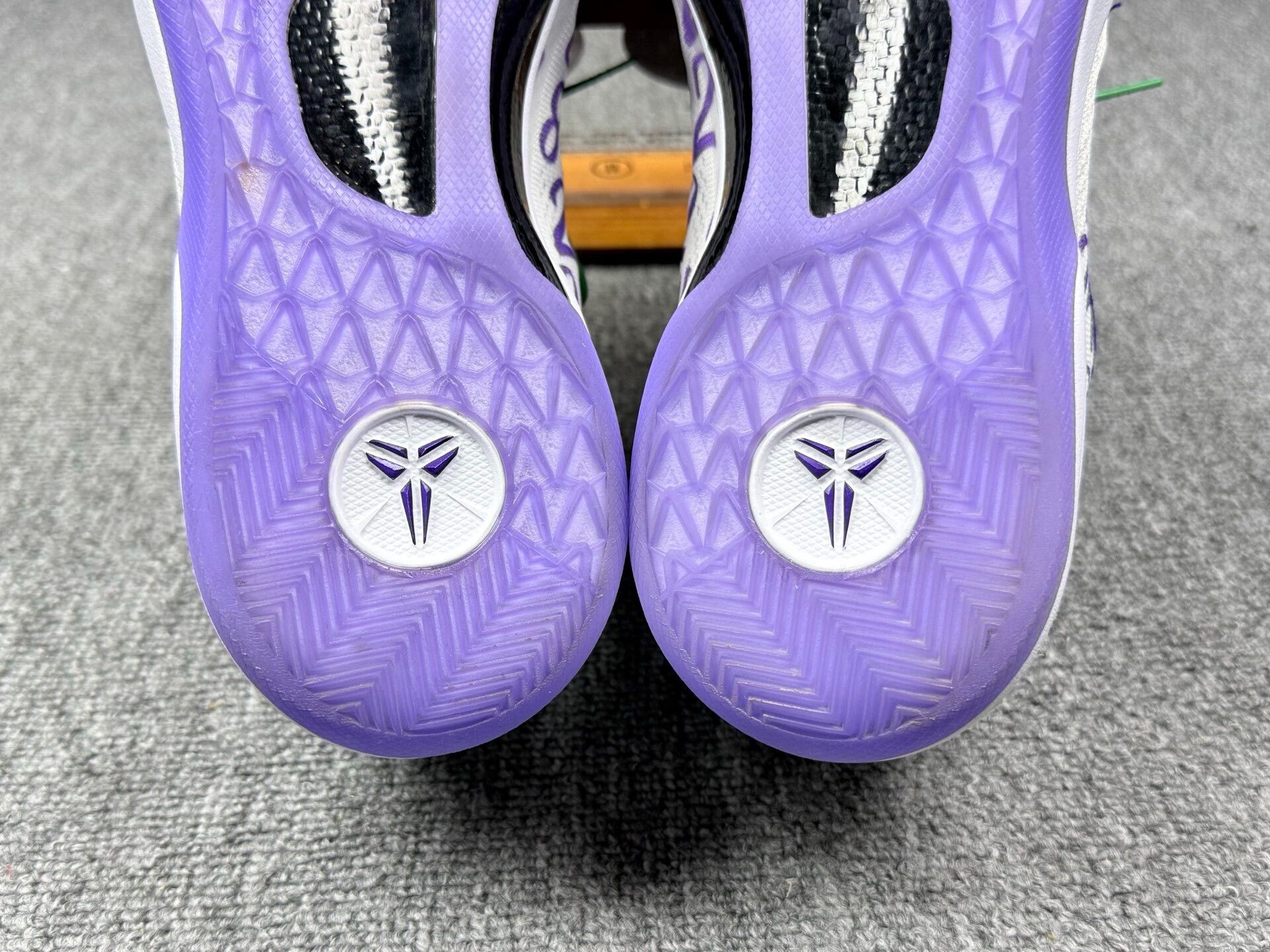 Nike Nike KOBE8 White Lowtop Sneakers 9 Men Size US 9 / EU 42 - 9 Thumbnail