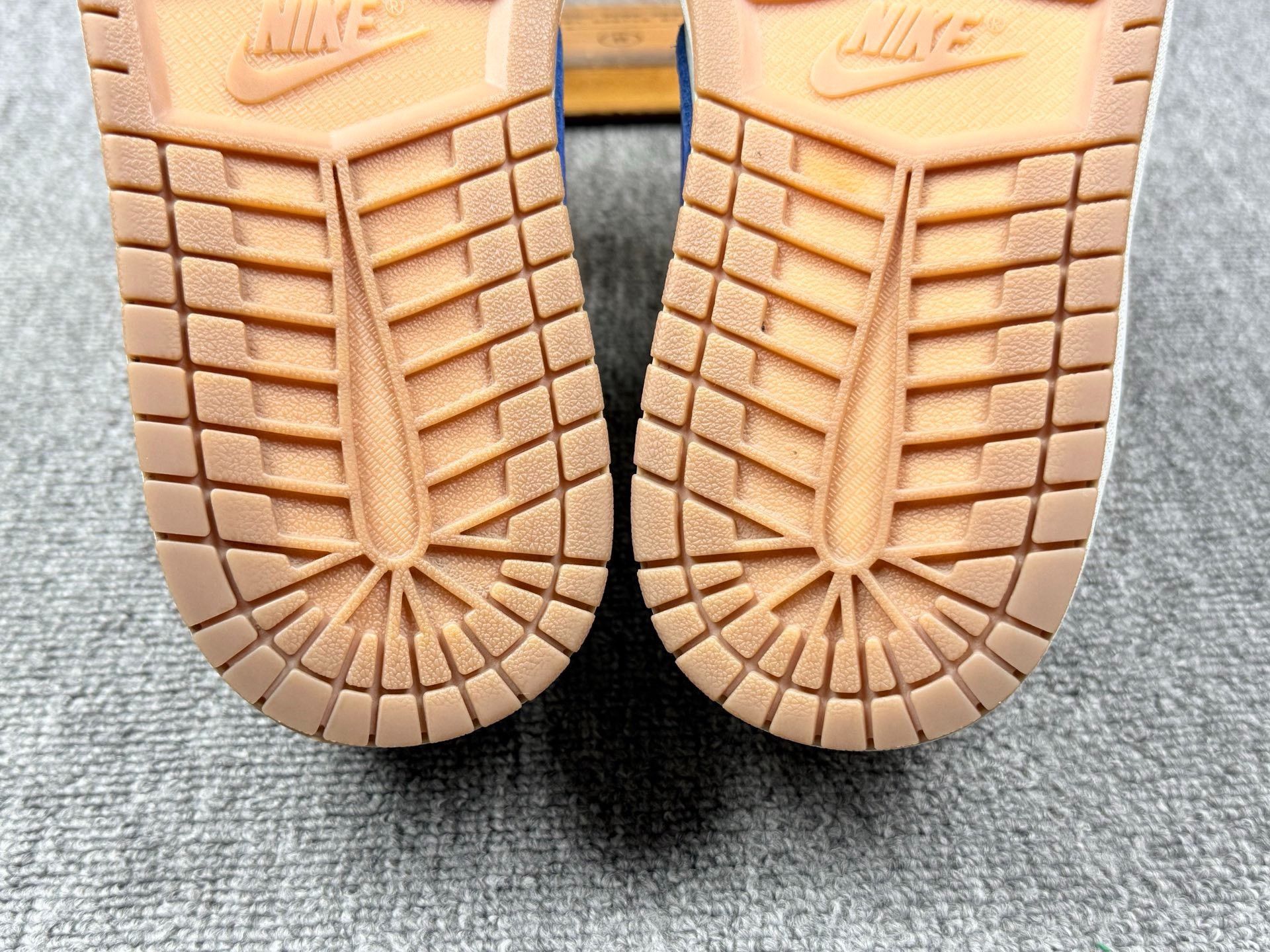 Nike Nike AJ1 Gold Lowtop Sneakers 9 Men Size US 9 / EU 42 - 8 Thumbnail