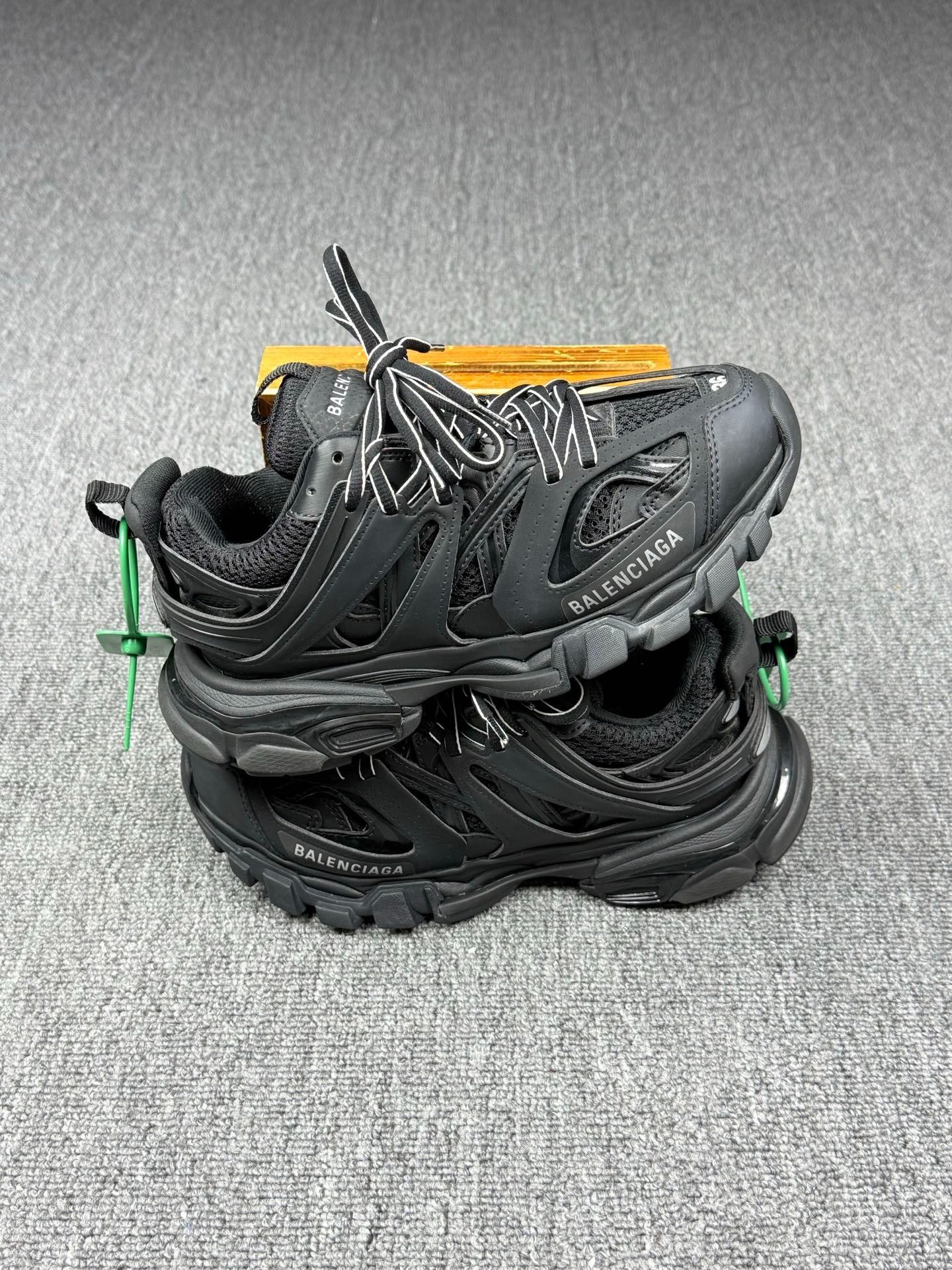 Balenciaga Balenciaga Black Lowtop Sneakers it_36 Women Size US 6 / IT 36 - 2 Thumbnail