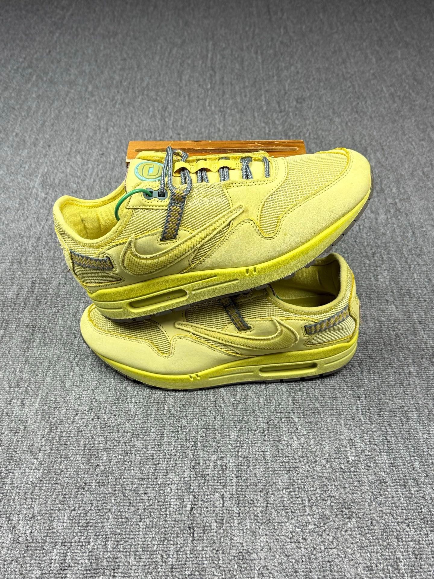 Nike Nike Gold Lowtop Sneakers 9 Men Size US 9 / EU 42 - 2 Thumbnail