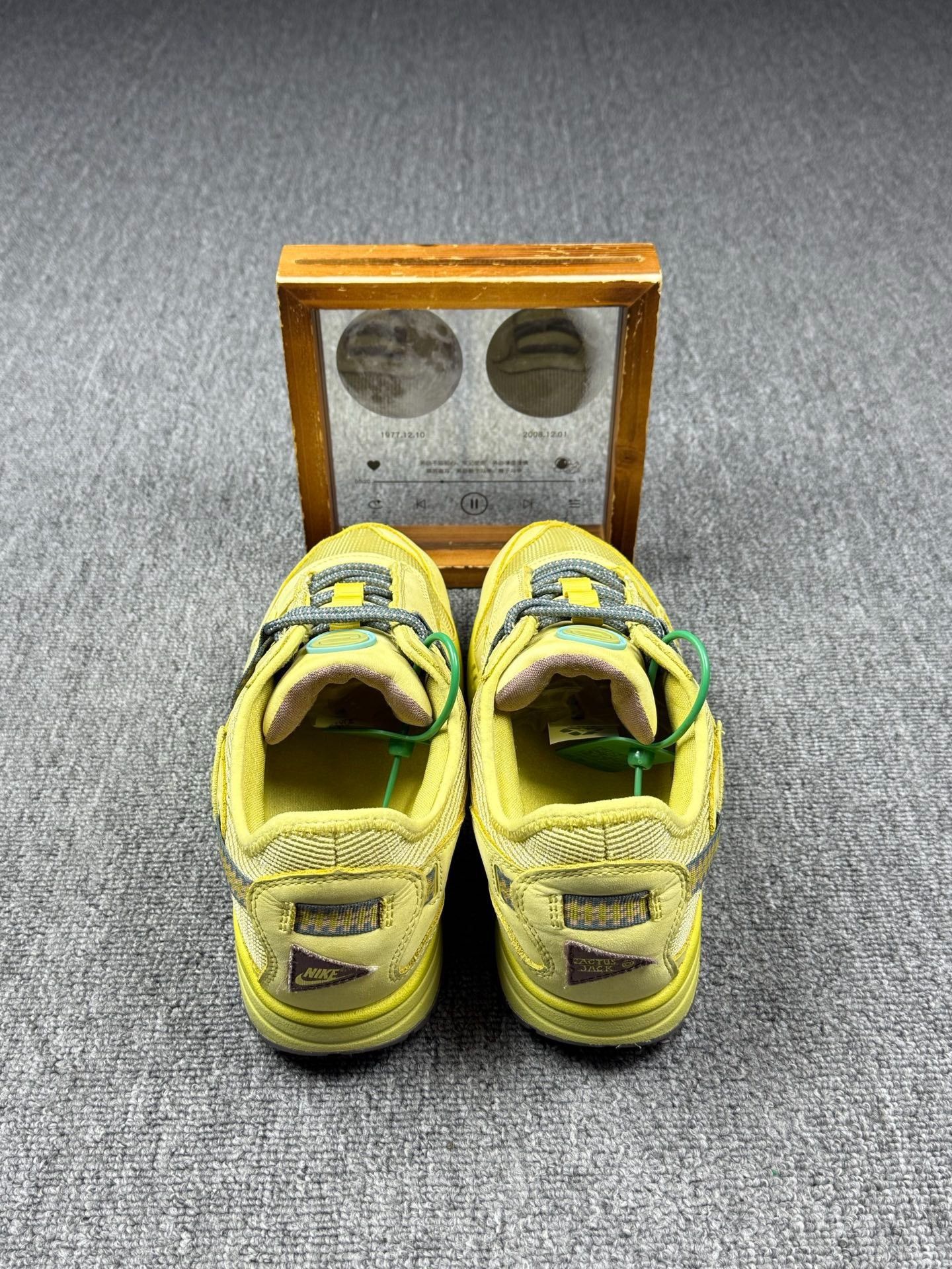 Nike Nike Gold Lowtop Sneakers 9 Men Size US 9 / EU 42 - 5 Thumbnail