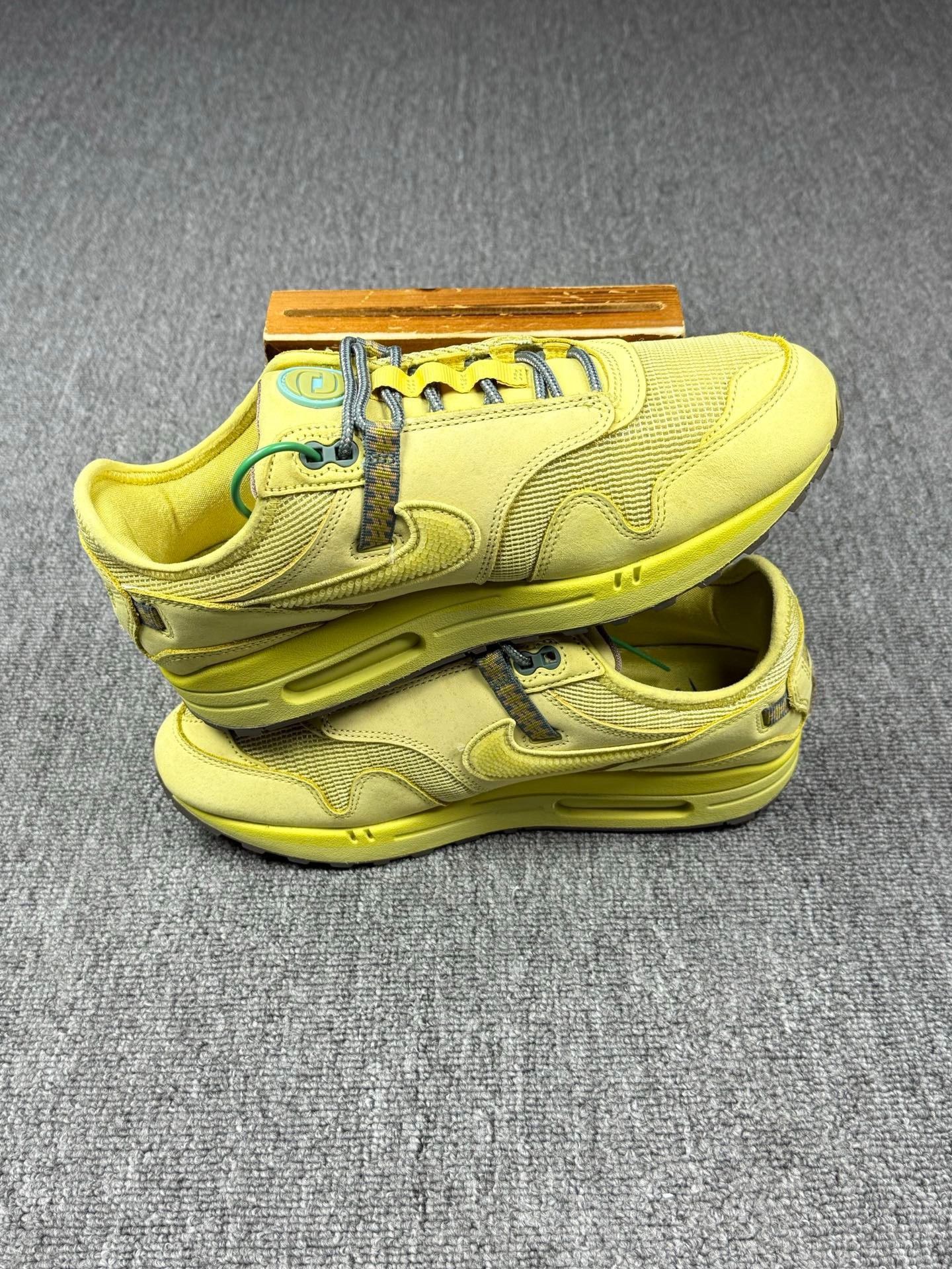 Nike Nike Gold Lowtop Sneakers 9 Men Size US 9 / EU 42 - 3 Thumbnail