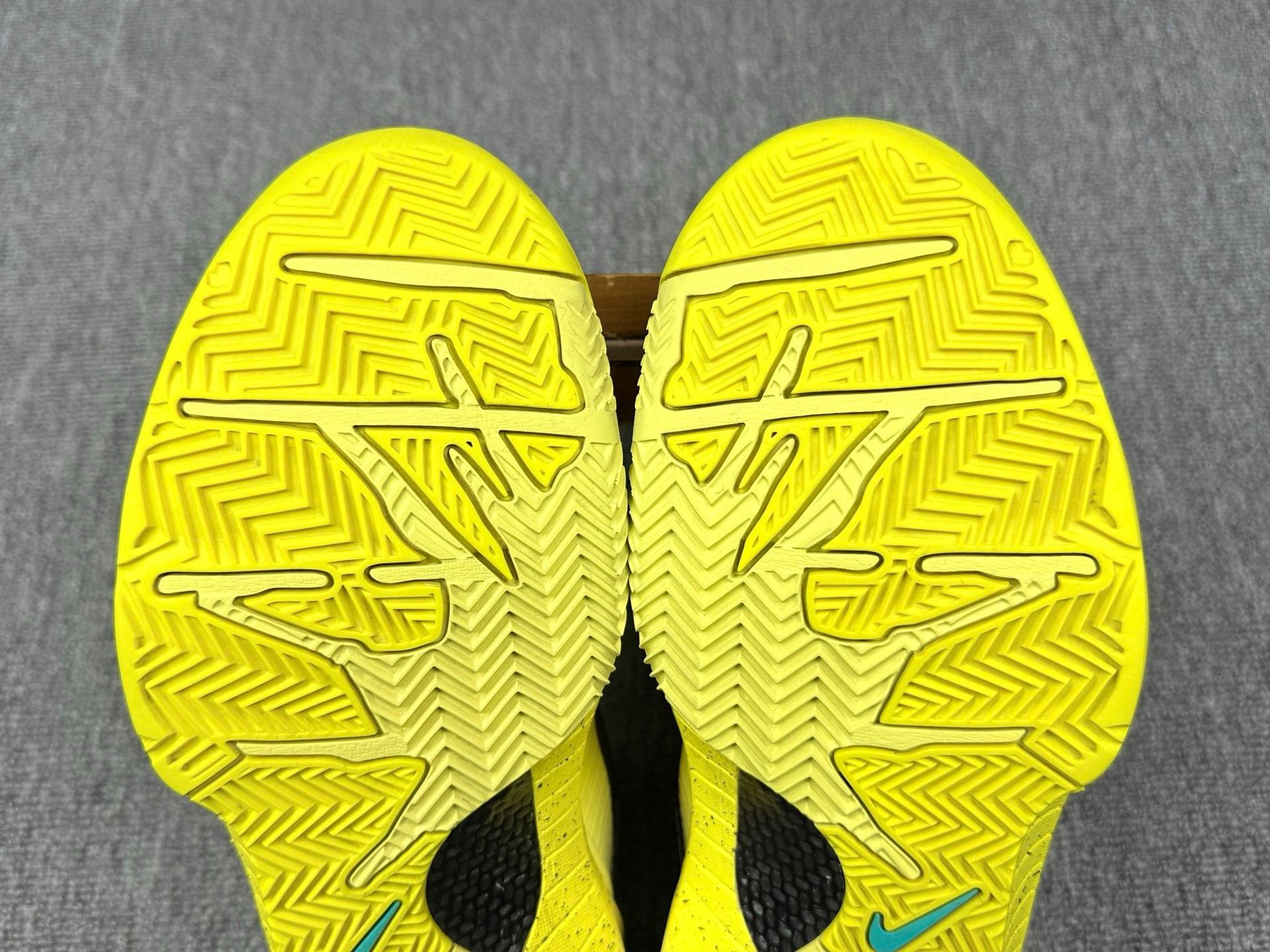 Nike Nike KOBE4 Yellow Lowtop Sneakers 8 Men Size US 8 / EU 41 - 7 Thumbnail