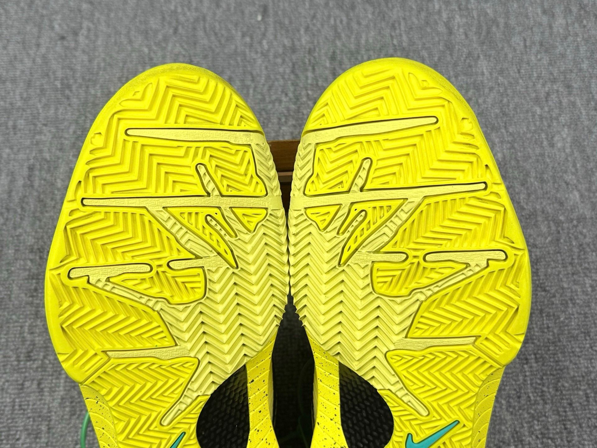 Nike Nike KOBE4 Yellow Lowtop Sneakers 9 Men Size US 9 / EU 42 - 7 Thumbnail