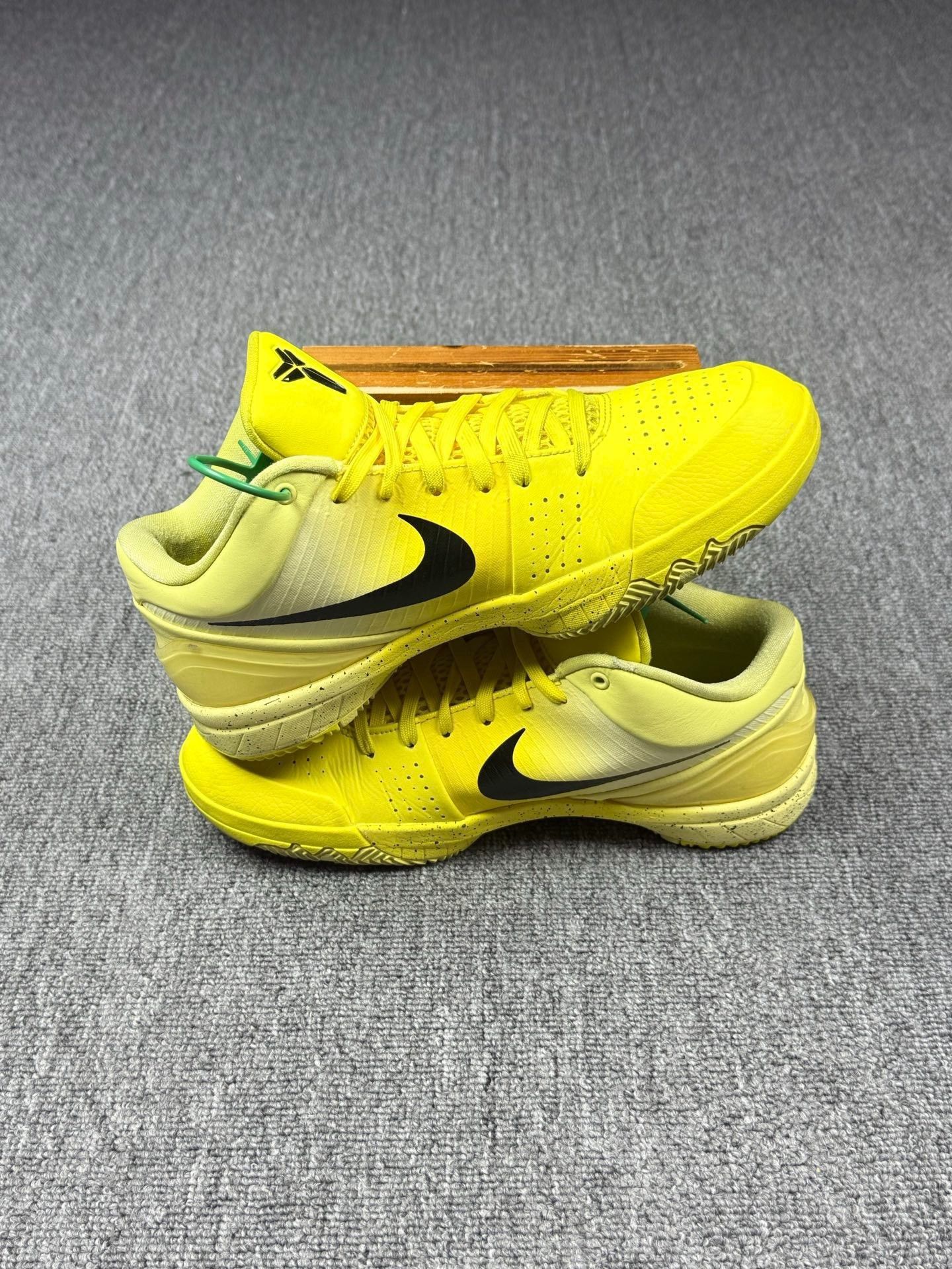 Nike Nike KOBE4 Yellow Lowtop Sneakers 9 Men Size US 9 / EU 42 - 3 Thumbnail