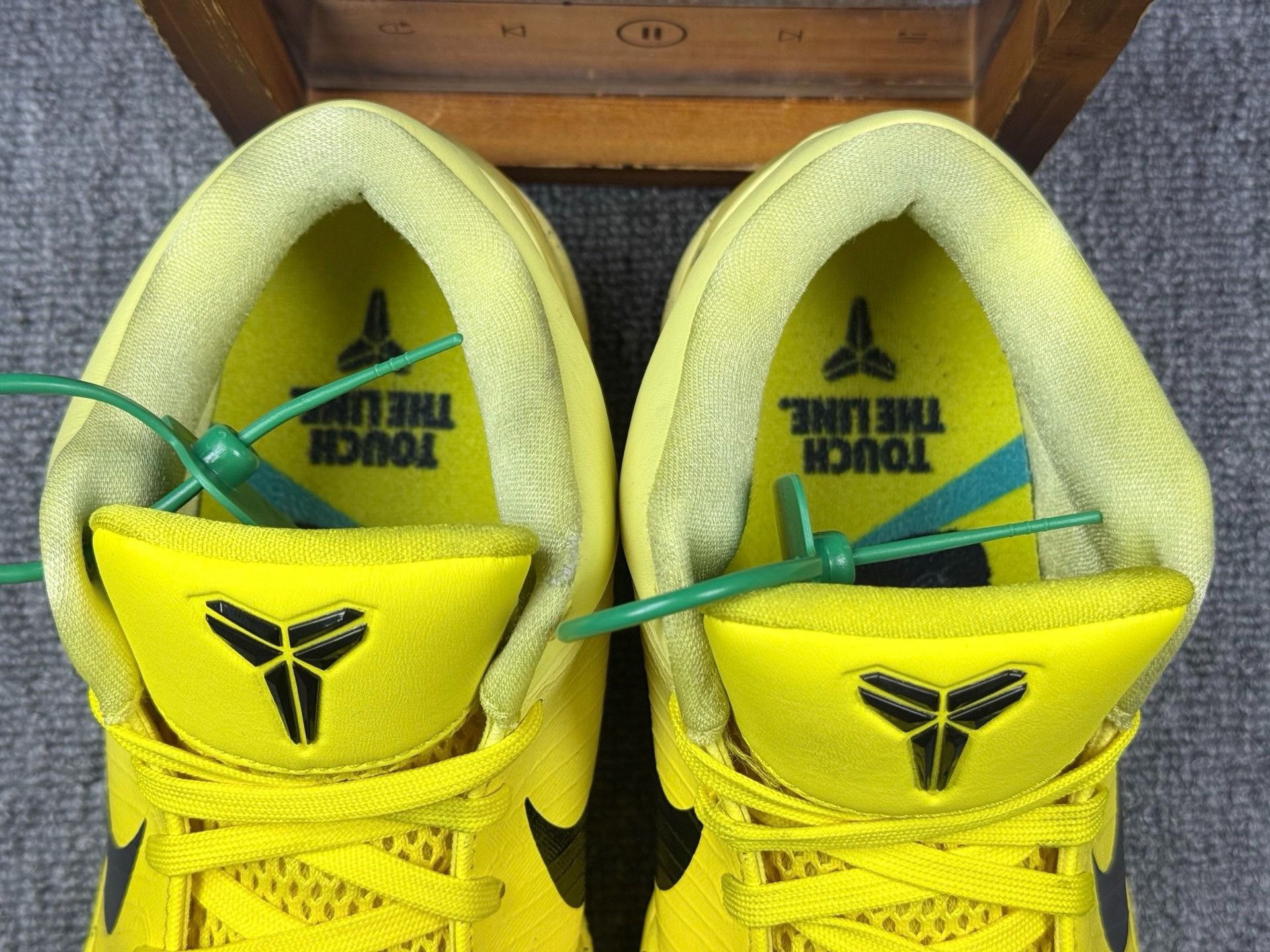 Nike Nike KOBE4 Yellow Lowtop Sneakers 9 Men Size US 9 / EU 42 - 9 Thumbnail