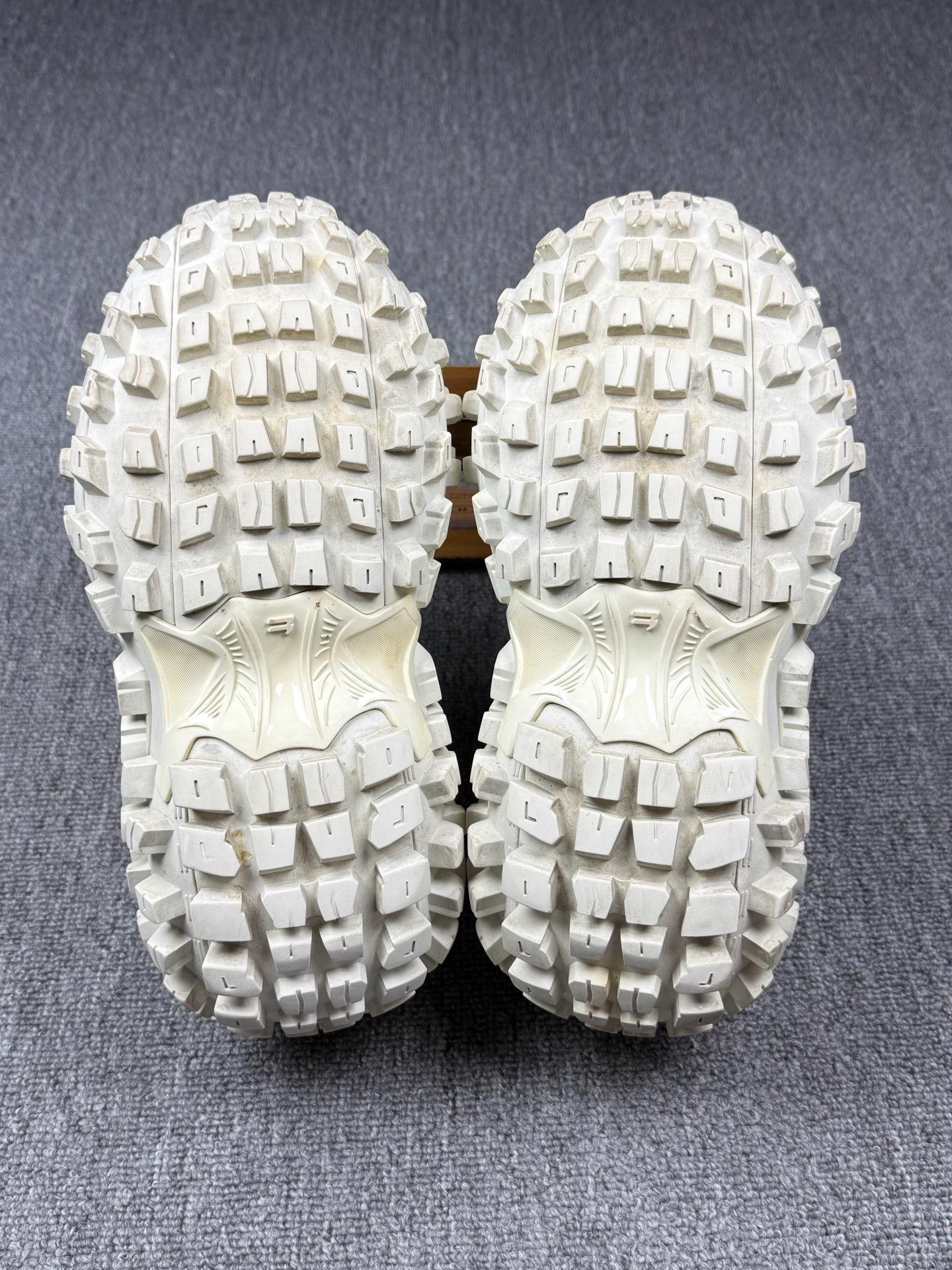 Balenciaga Balenciaga White Lowtop Sneakers 7 Men Size US 7 / EU 40 - 6 Thumbnail