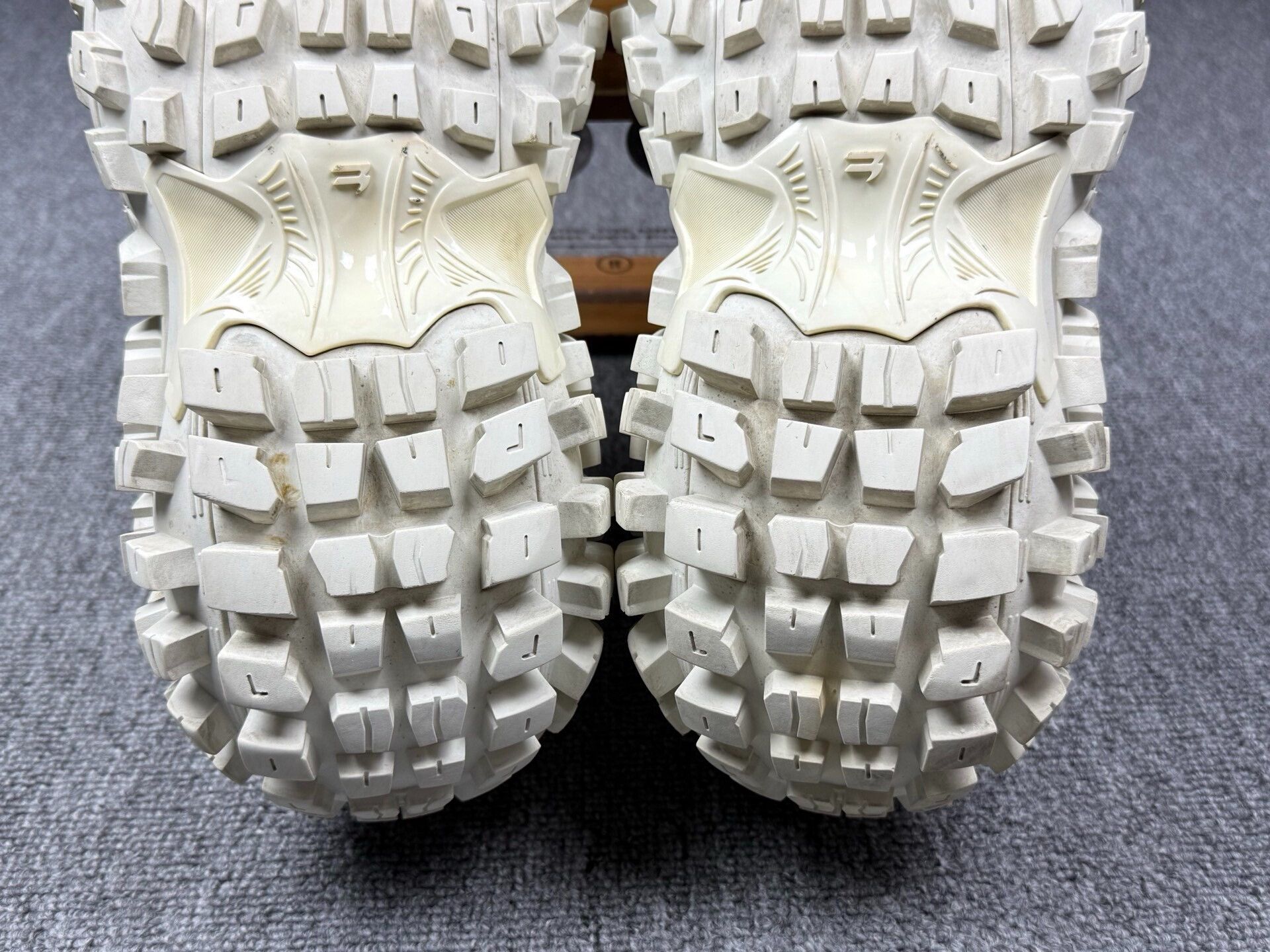 Balenciaga Balenciaga White Lowtop Sneakers 7 Men Size US 7 / EU 40 - 8 Thumbnail
