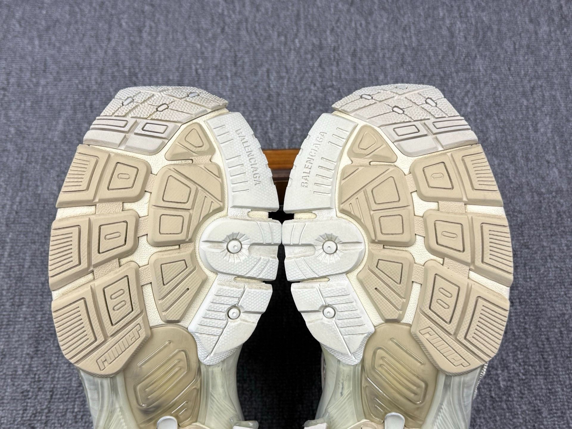 Balenciaga Balenciaga Running Beige Lowtop Sneakers 9 Men Size US 9 / EU 42 - 7 Thumbnail