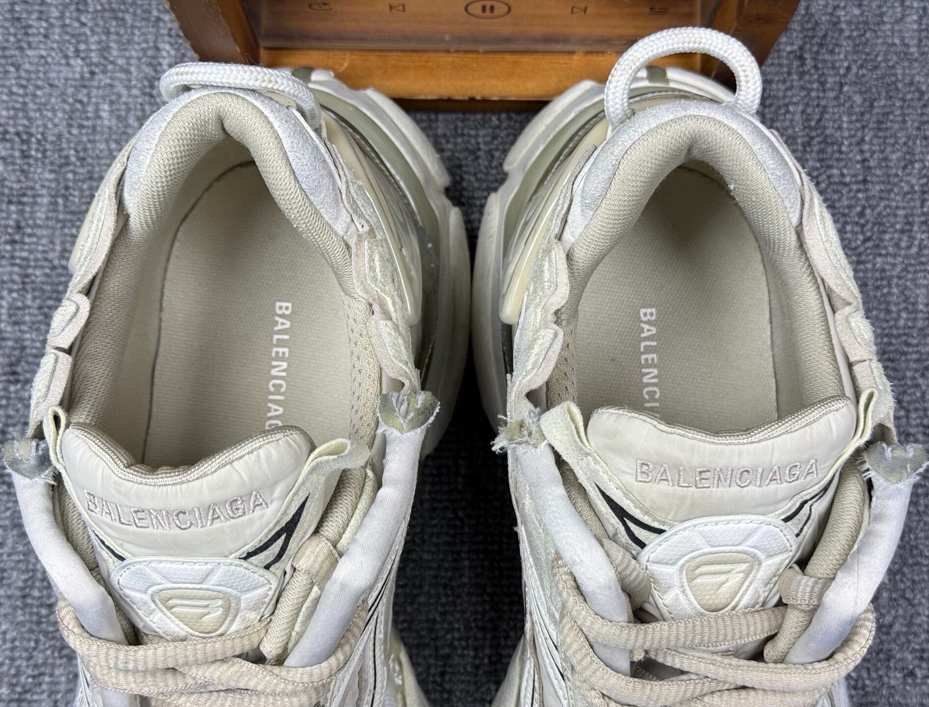 Balenciaga Balenciaga Running Beige Lowtop Sneakers 9 Men Size US 9 / EU 42 - 9 Thumbnail