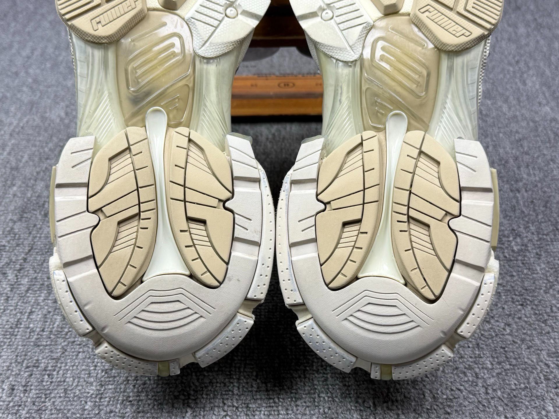 Balenciaga Balenciaga Running Beige Lowtop Sneakers 9 Men Size US 9 / EU 42 - 8 Thumbnail