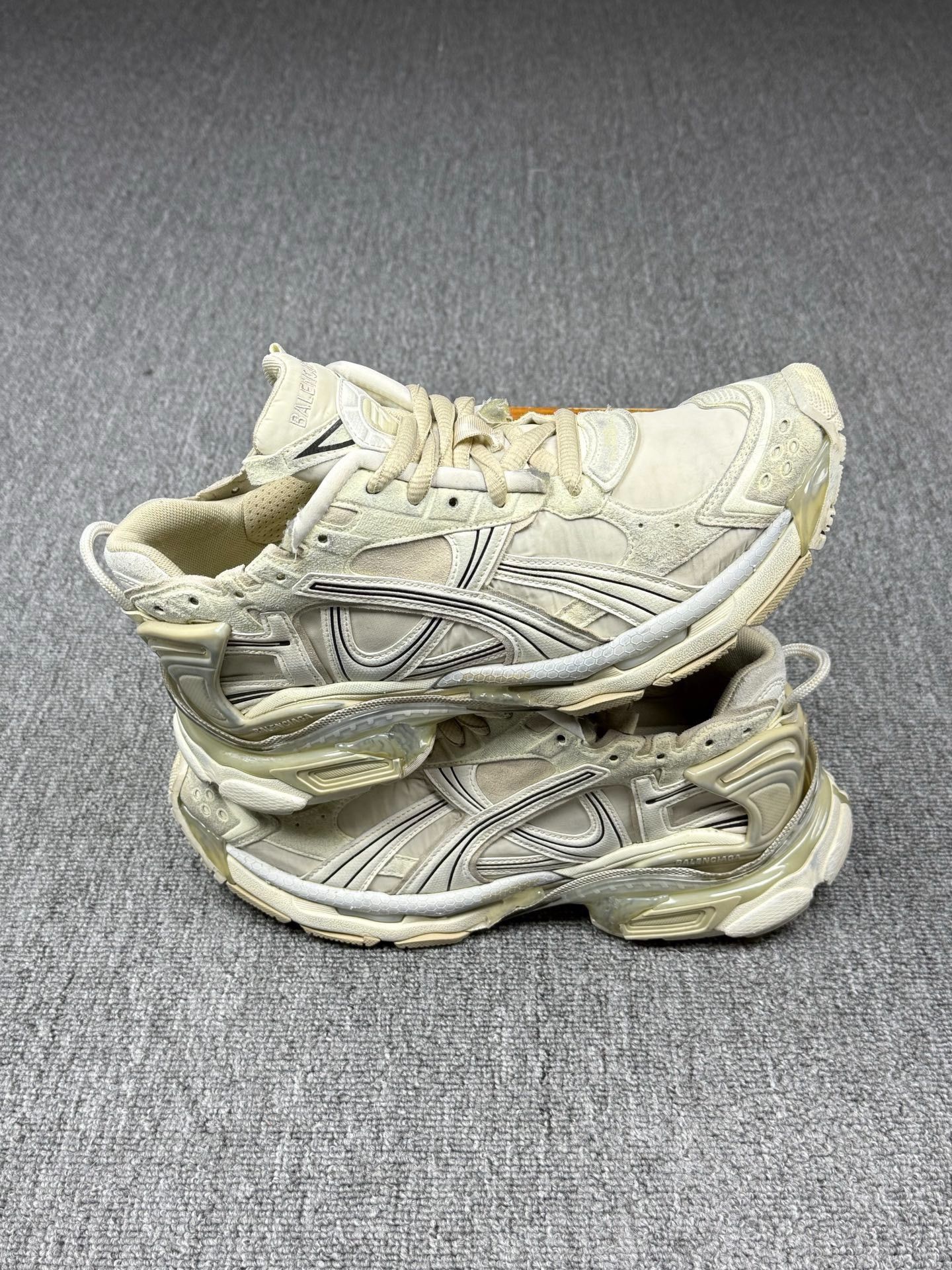 Balenciaga Balenciaga Running Beige Lowtop Sneakers 9 Men Size US 9 / EU 42 - 2 Thumbnail