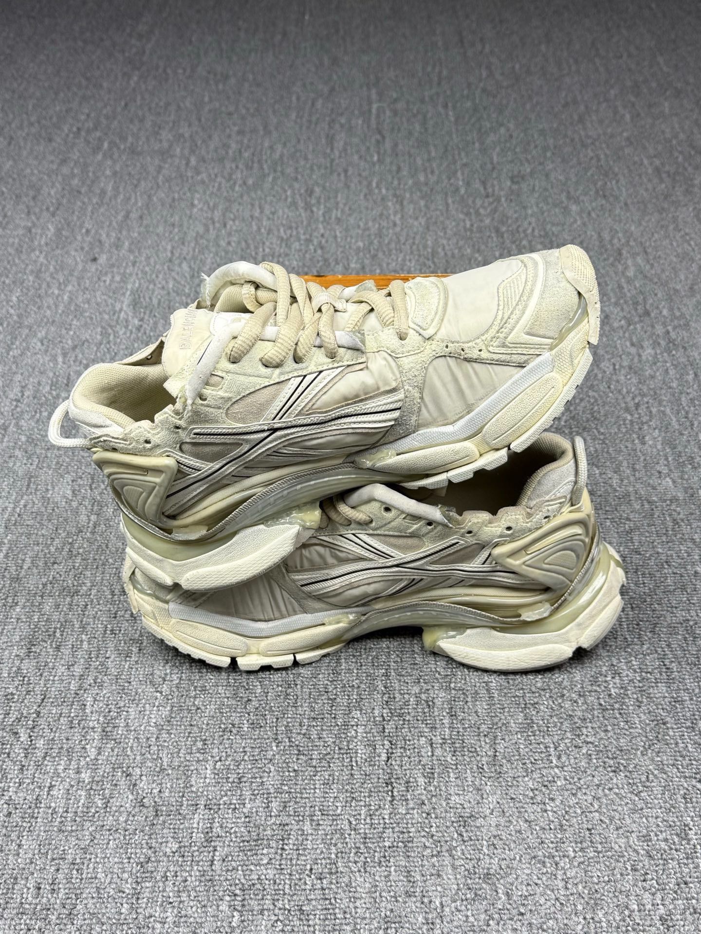 Balenciaga Balenciaga Running Beige Lowtop Sneakers 9 Men Size US 9 / EU 42 - 3 Thumbnail