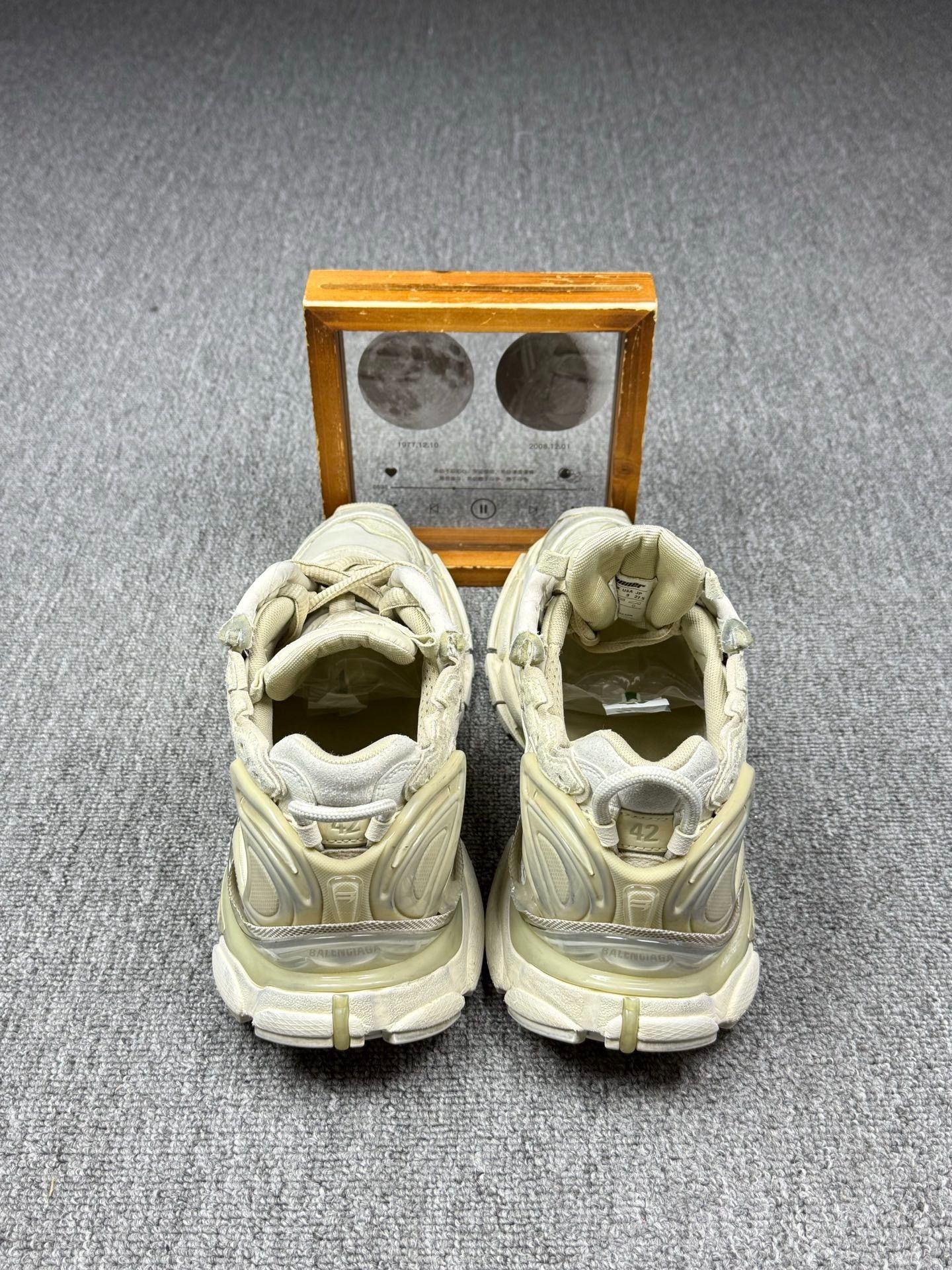 Balenciaga Balenciaga Running Beige Lowtop Sneakers 9 Men Size US 9 / EU 42 - 5 Thumbnail