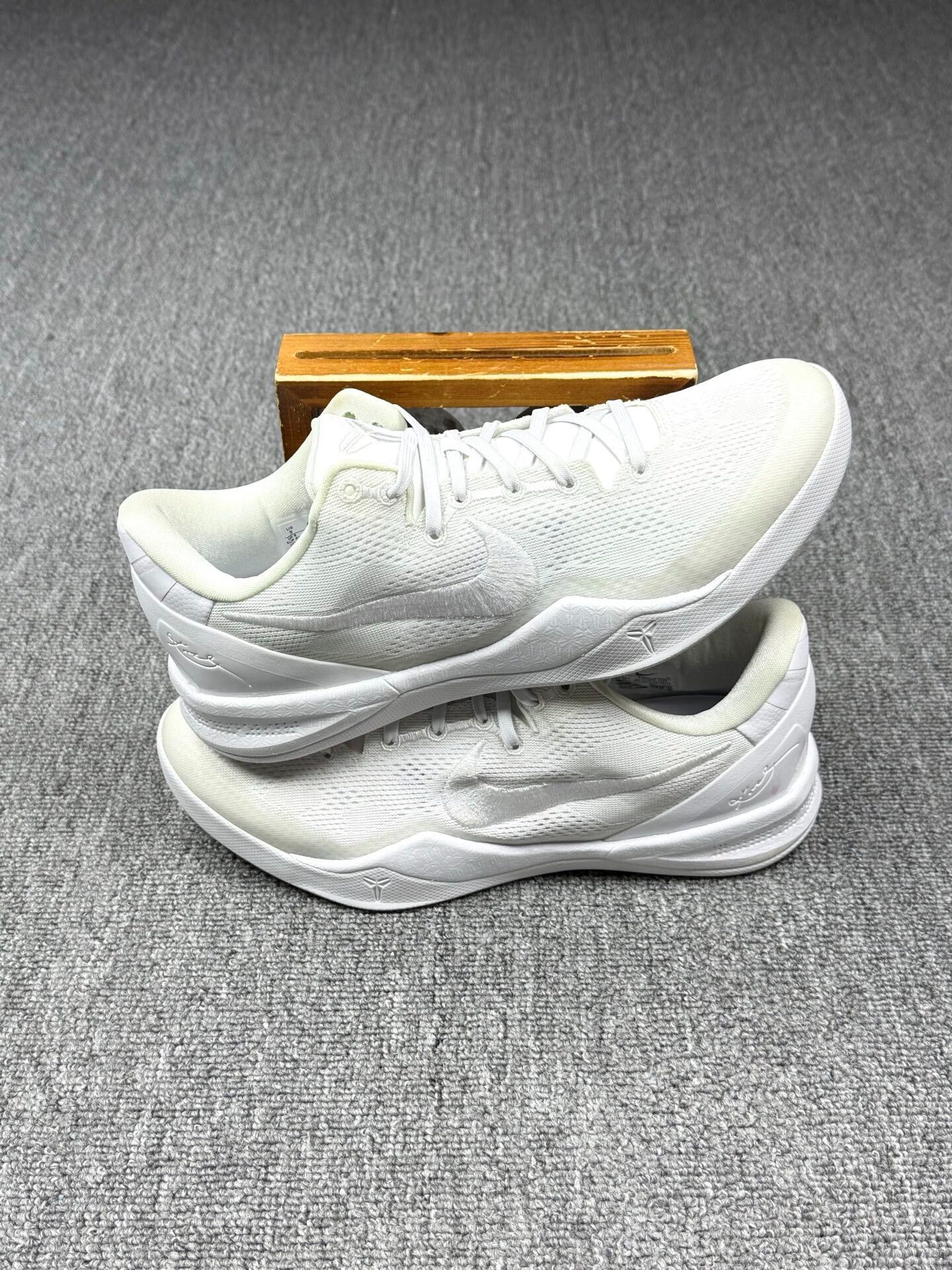 Nike Nike KOBE8 White Lowtop Sneakers 9 Men Size US 9 / EU 42 - 2 Thumbnail