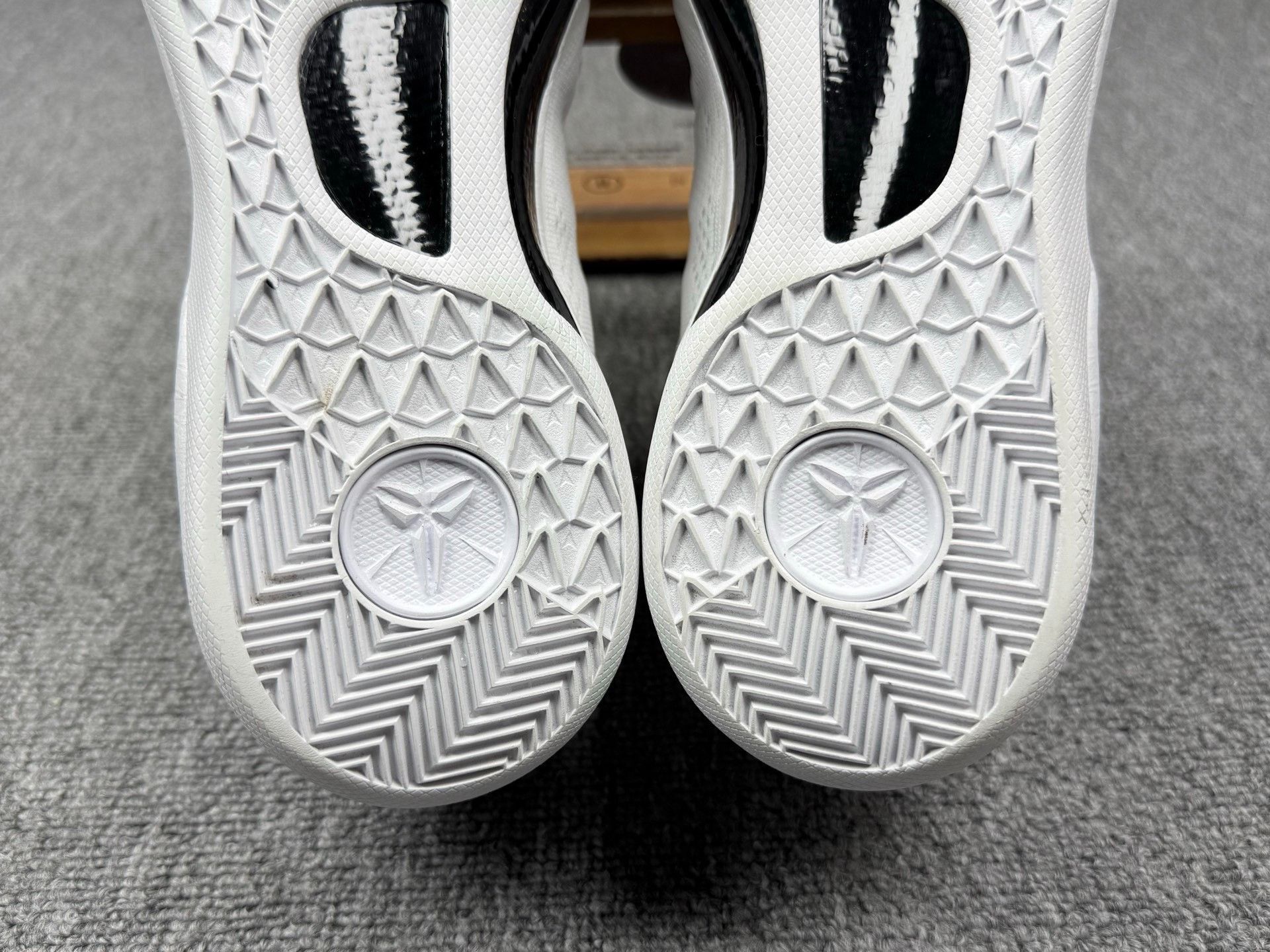 Nike Nike KOBE8 White Lowtop Sneakers 9 Men Size US 9 / EU 42 - 8 Thumbnail