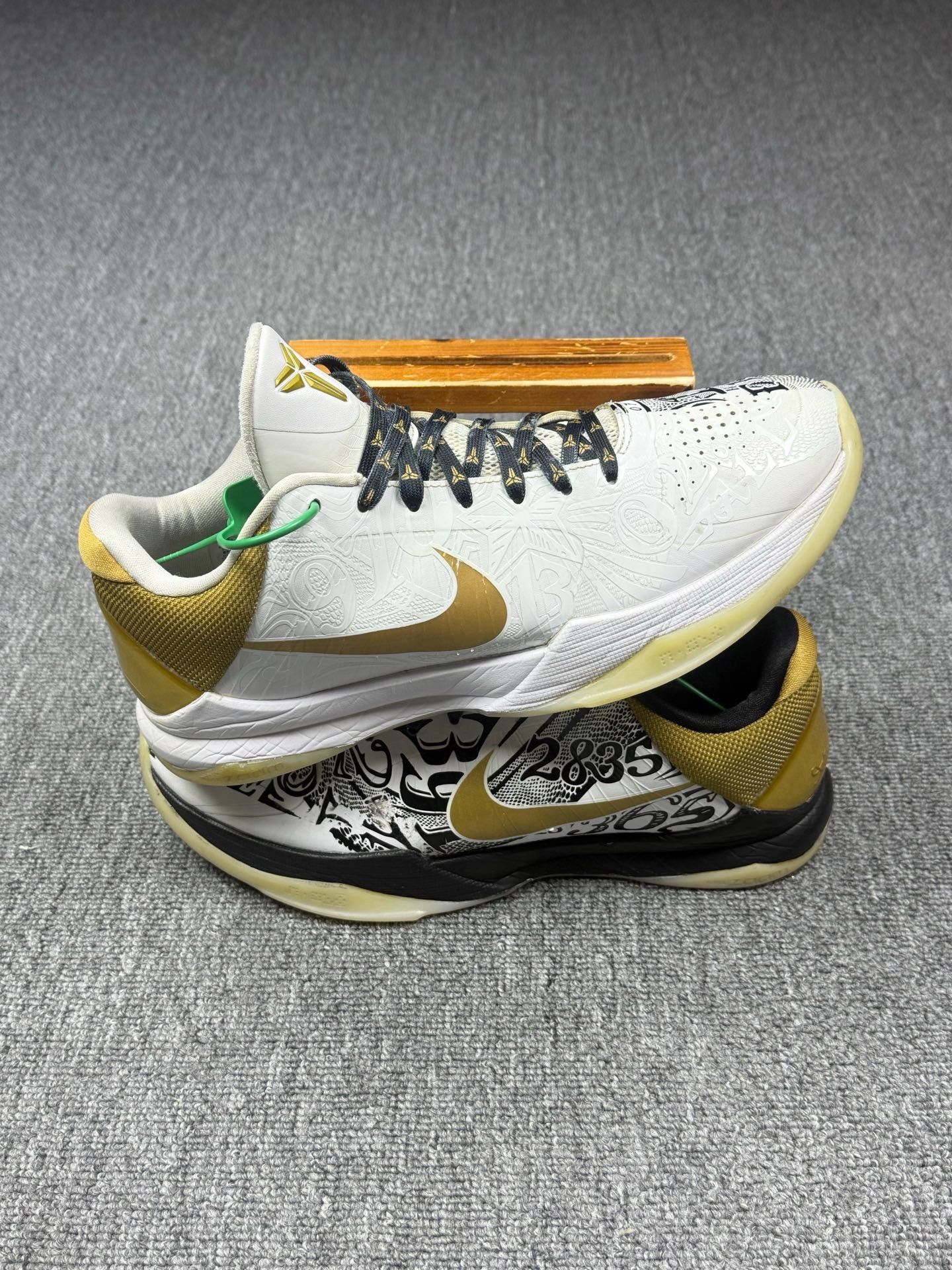 Nike Nike KOBE5 Black Lowtop Sneakers 12 Men Size US 12 / EU 45 - 2 Thumbnail