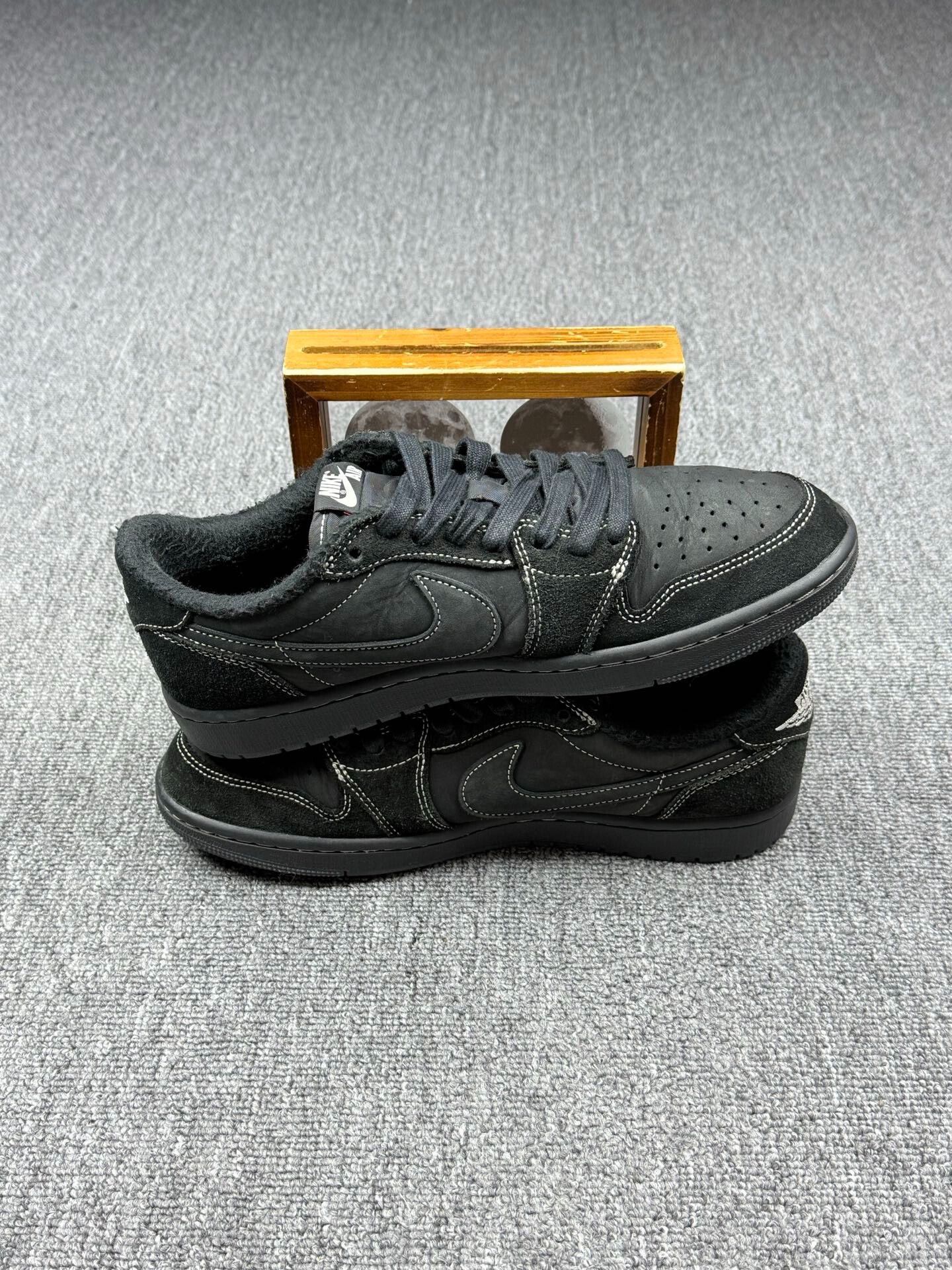 Nike Nike AJ1 Black Lowtop Sneakers 10 Men Size US 10 / EU 43 - 3 Thumbnail